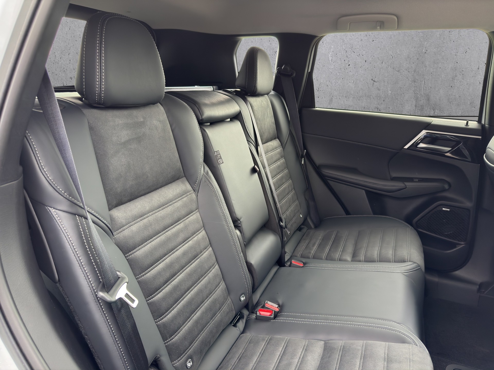MITSUBISHI OUTLANDER 2.4 PHEV Intense 4x4-image-11