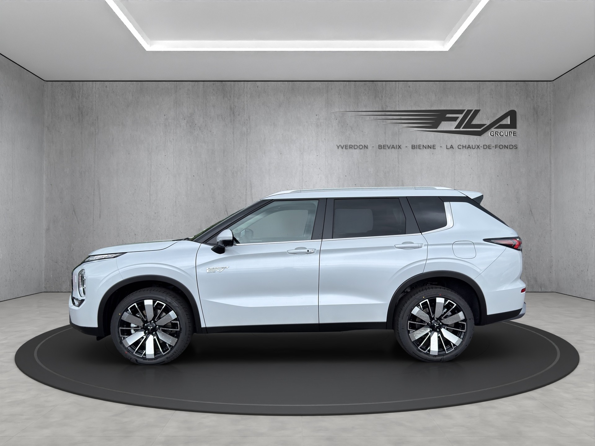 MITSUBISHI OUTLANDER 2.4 PHEV Intense 4x4-image-2