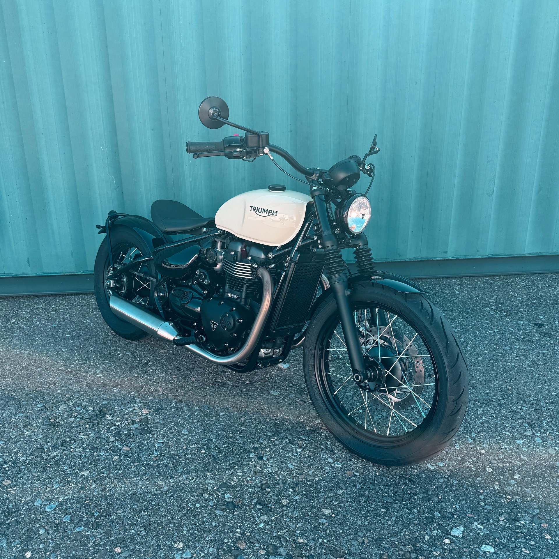 TRIUMPH Bonneville 1200 Bobber ABS-showroom-element-1