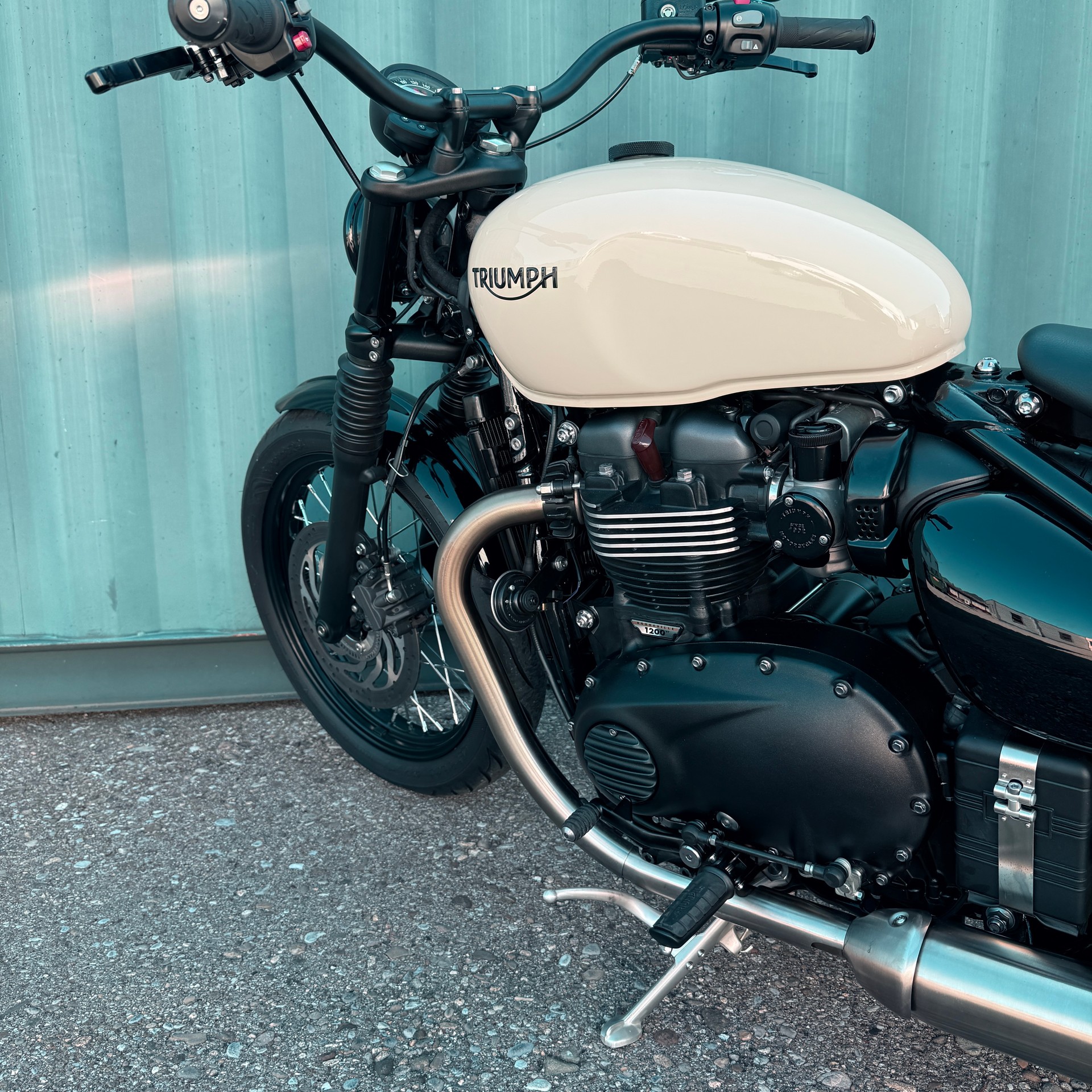 TRIUMPH Bonneville 1200 Bobber ABS-showroom-element-2