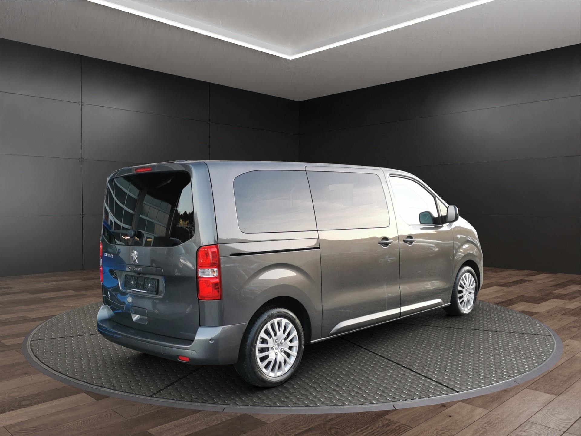 PEUGEOT Traveller 2.0 BlueHDi Business Standard EAT8-showroom-element-1