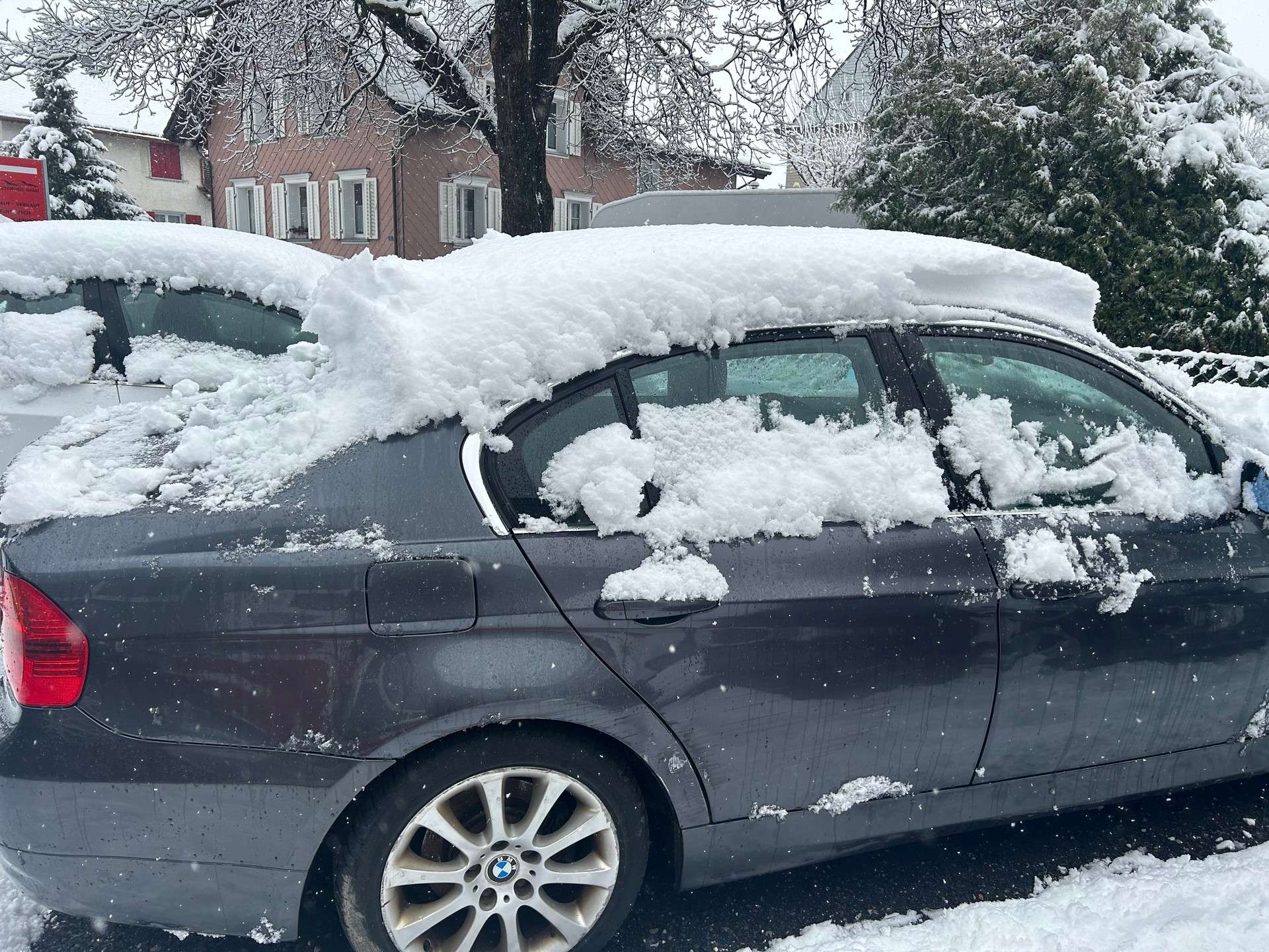 BMW 325xi-image-9