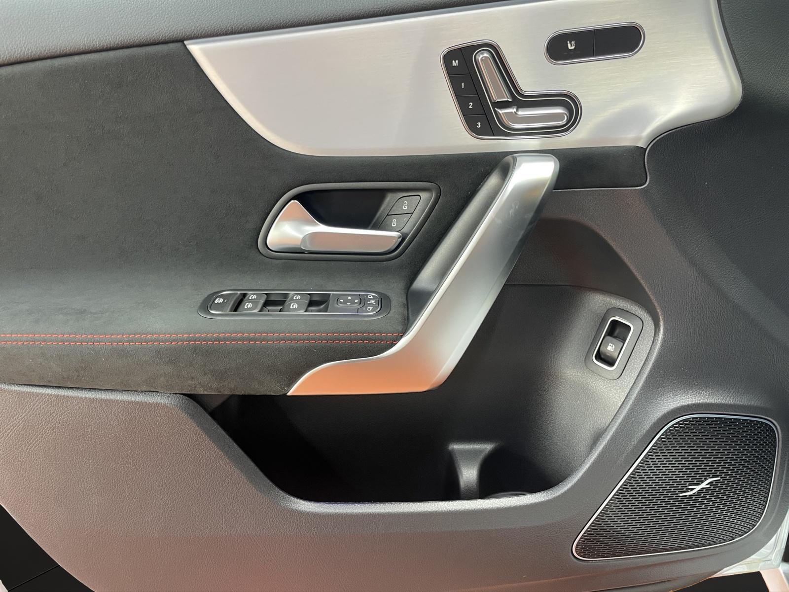 MERCEDES-BENZ A 250 e EQ Star AMG Line-image-6