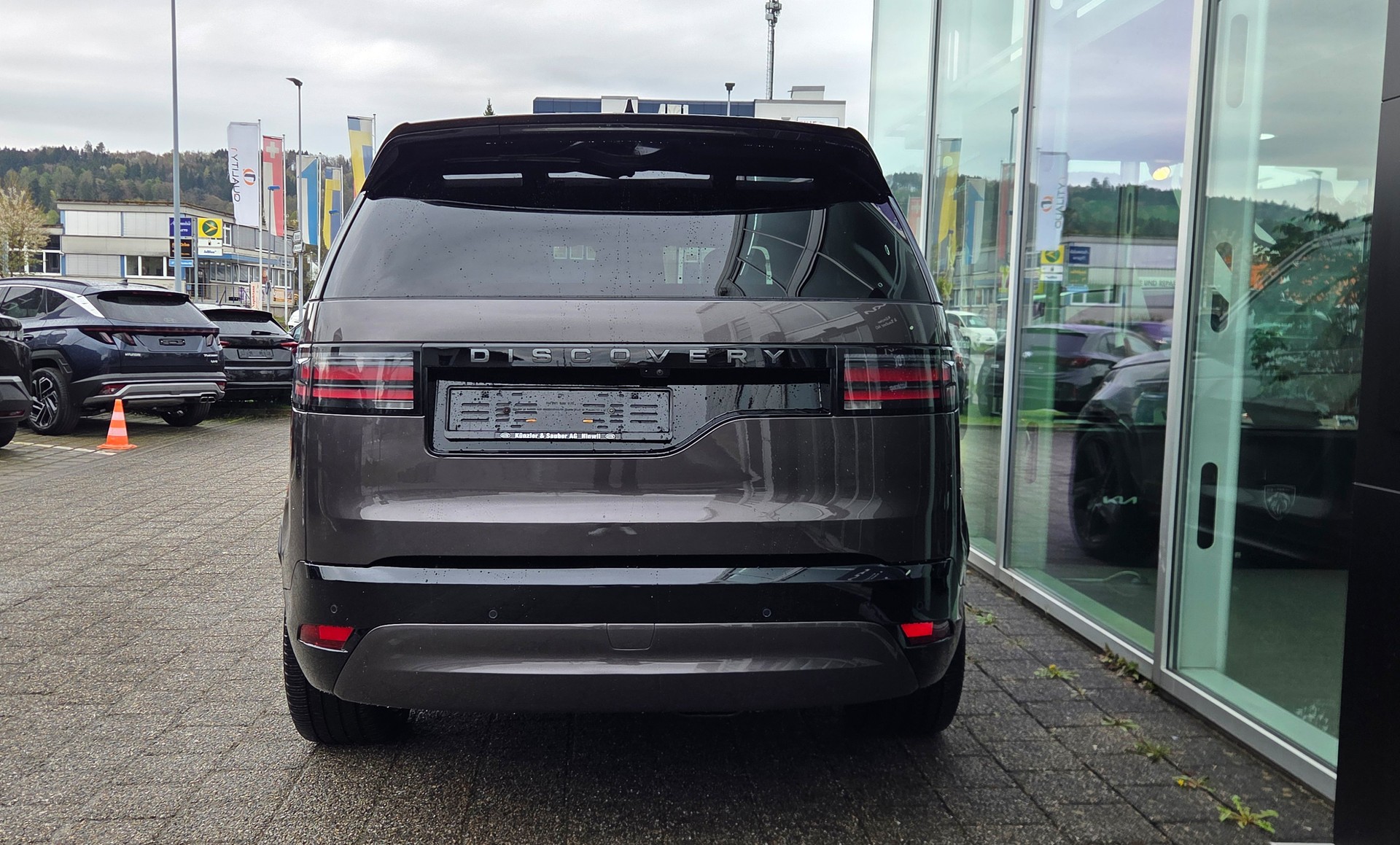LAND ROVER Discovery 3.0D I6 300 R-Dynamic SE AWD Automatic-image-9
