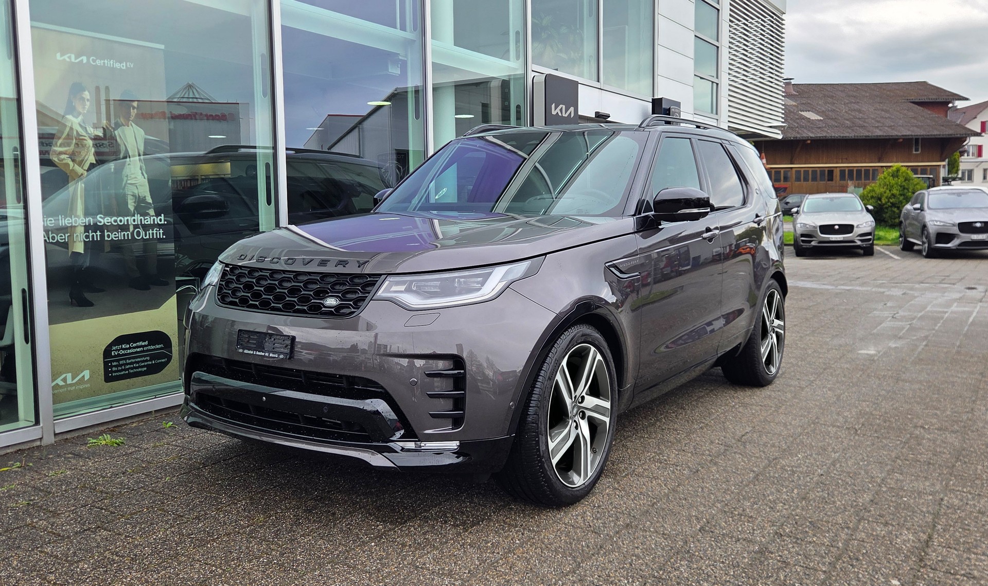 LAND ROVER Discovery 3.0D I6 300 R-Dynamic SE AWD Automatic-image-0