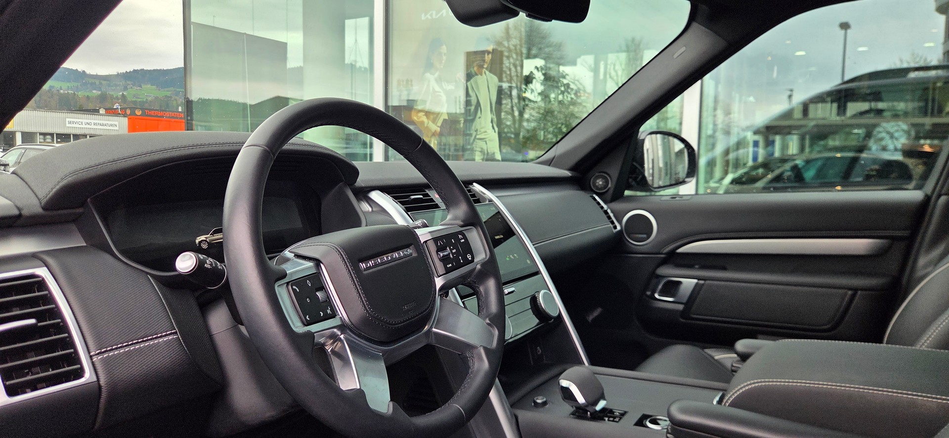 LAND ROVER Discovery 3.0D I6 300 R-Dynamic SE AWD Automatic-image-3