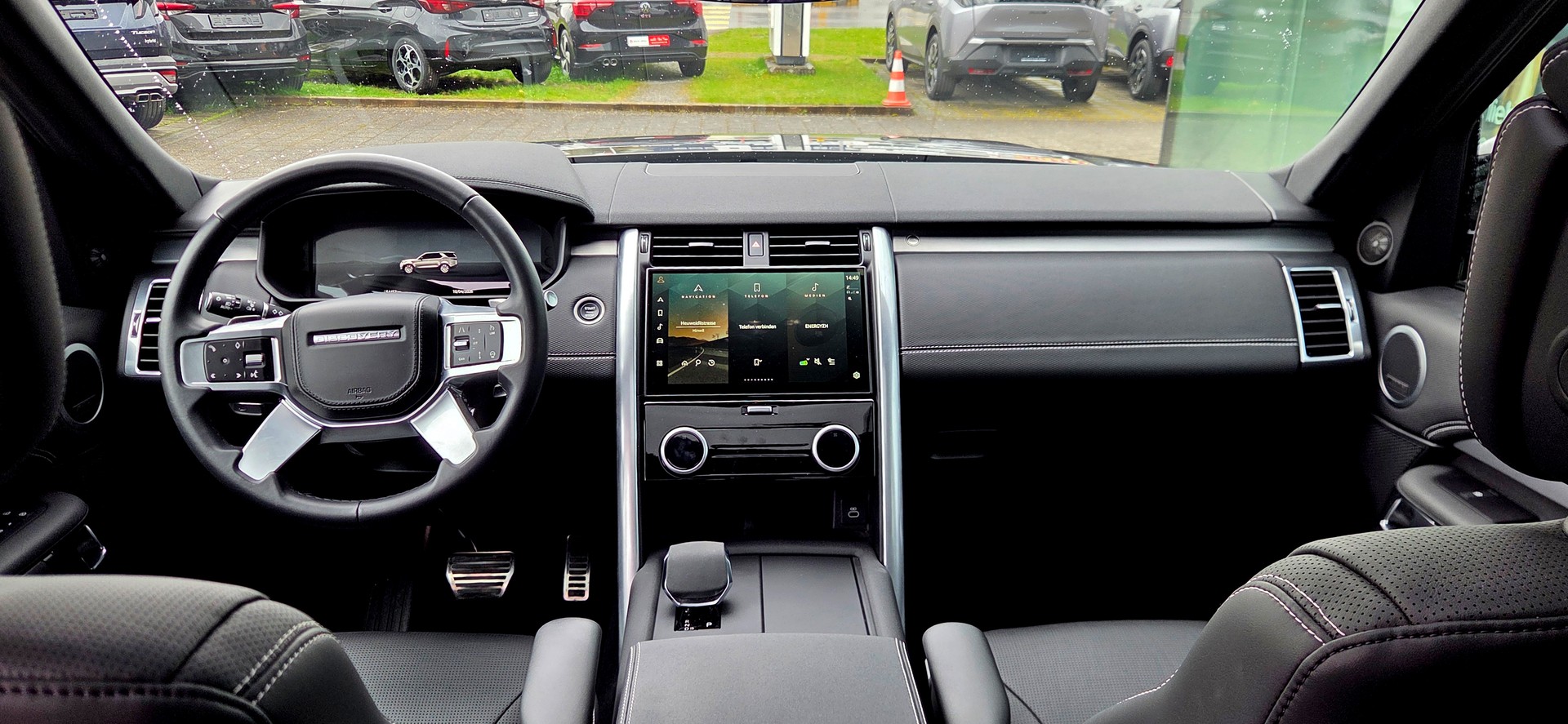 LAND ROVER Discovery 3.0D I6 300 R-Dynamic SE AWD Automatic-image-2