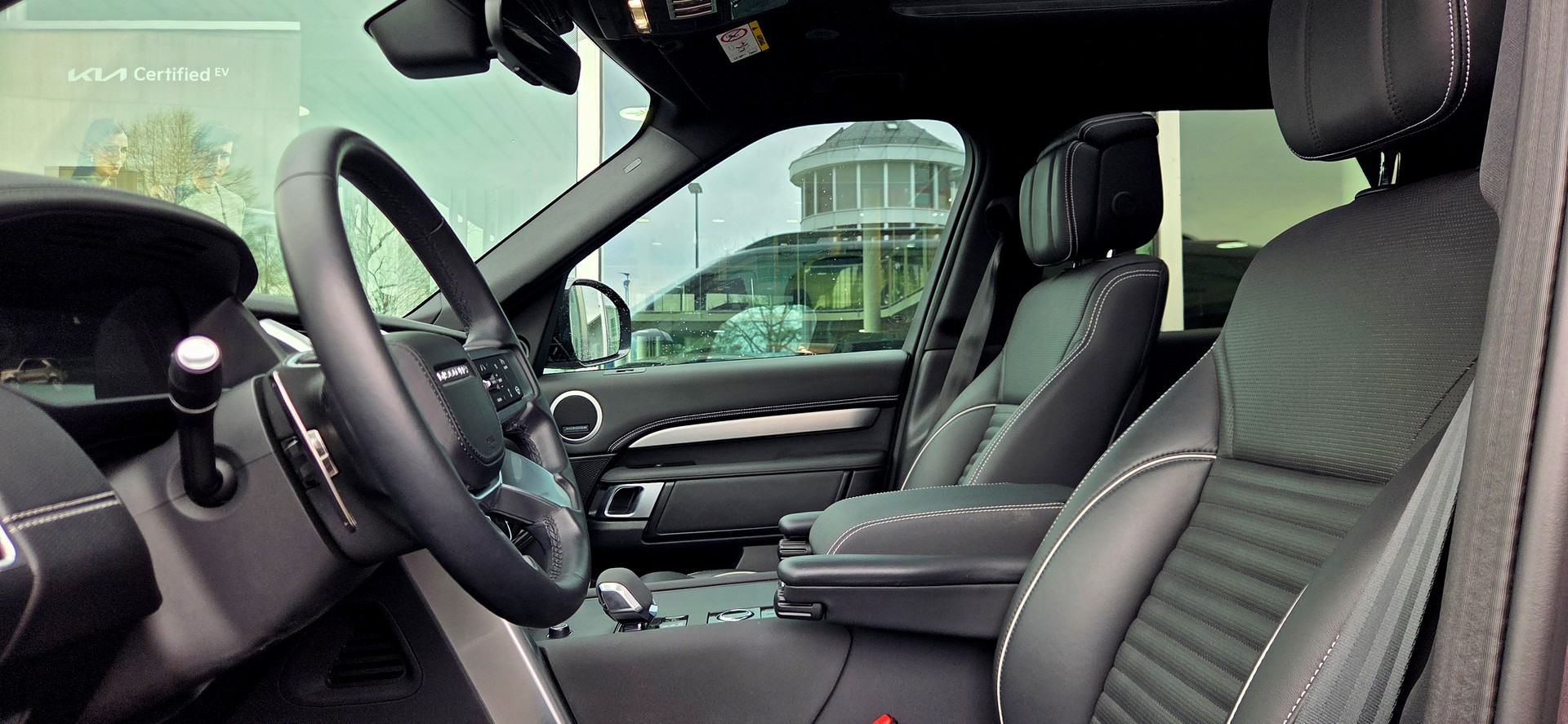 LAND ROVER Discovery 3.0D I6 300 R-Dynamic SE AWD Automatic-image-4