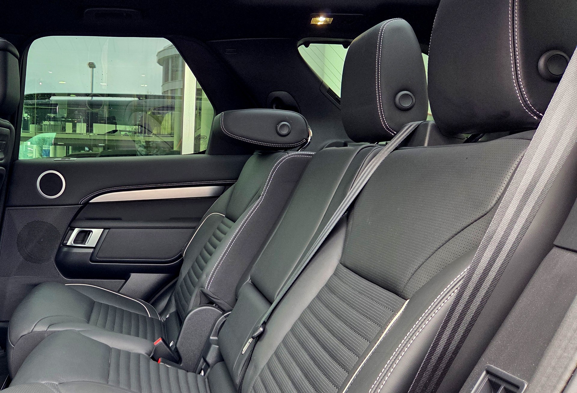 LAND ROVER Discovery 3.0D I6 300 R-Dynamic SE AWD Automatic-image-5