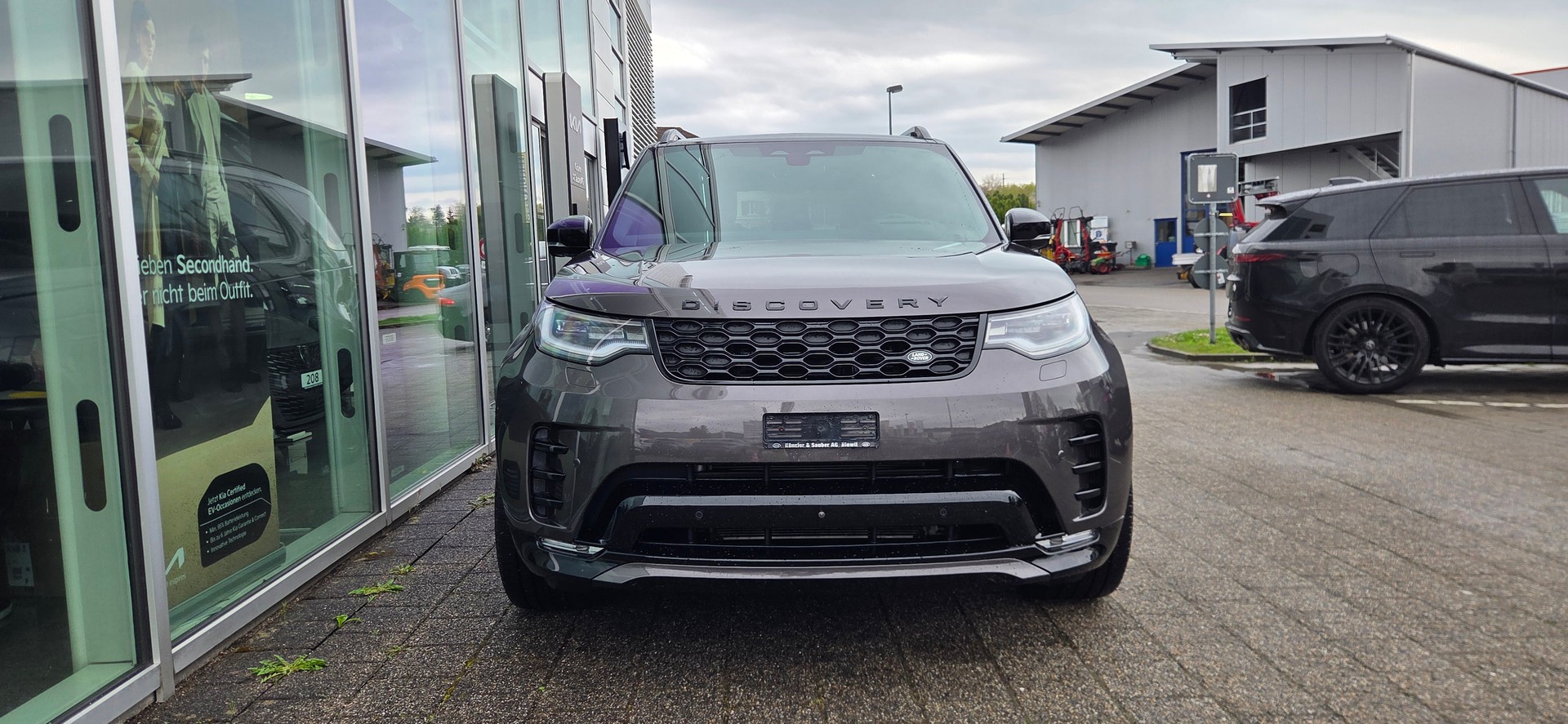 LAND ROVER Discovery 3.0D I6 300 R-Dynamic SE AWD Automatic-image-1