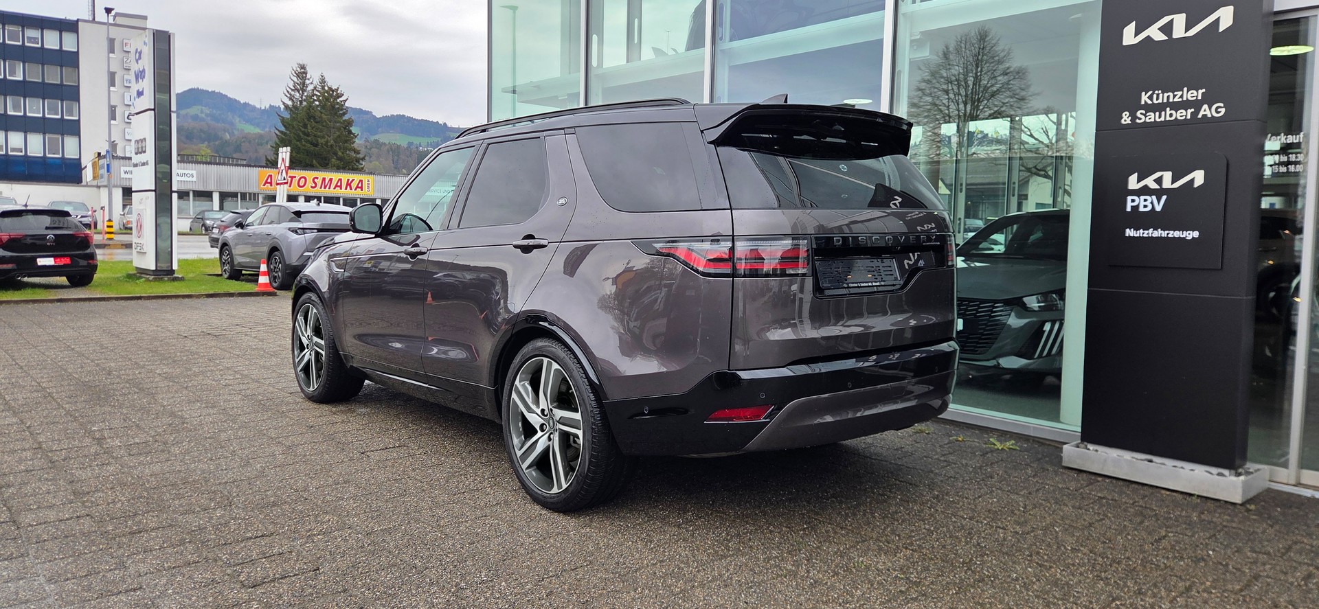 LAND ROVER Discovery 3.0D I6 300 R-Dynamic SE AWD Automatic-image-10