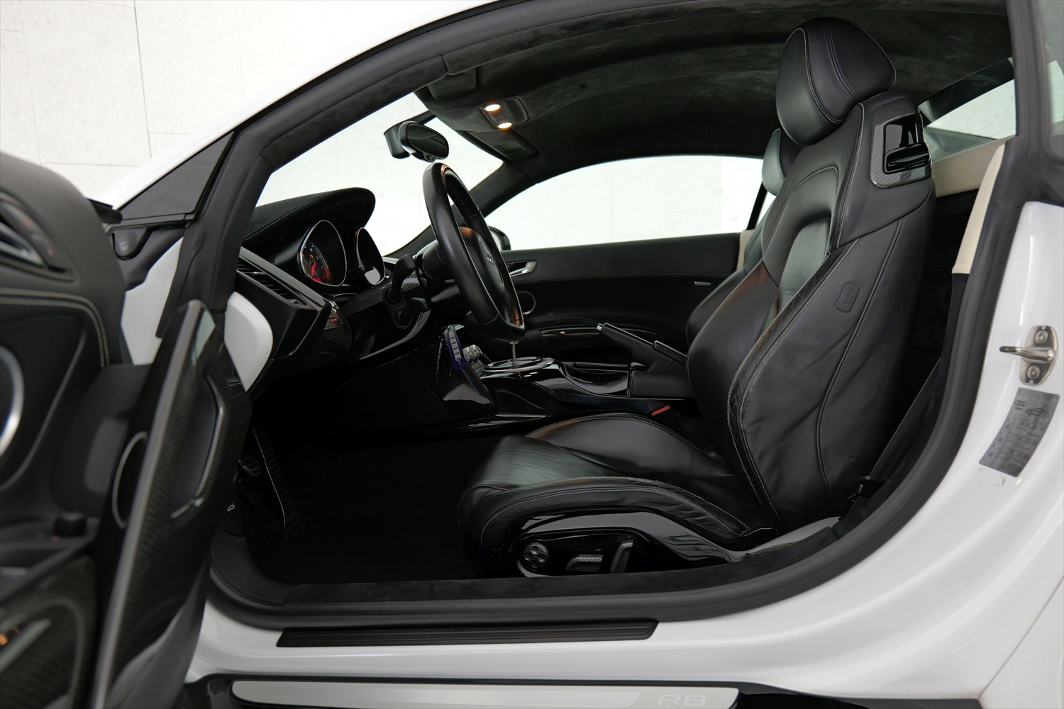 AUDI R8 Coupé 4.2-image-6
