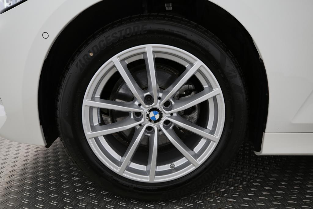 BMW 320d xDrive Touring-image-18