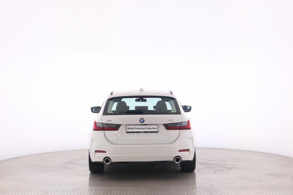 BMW 320d xDrive Touring-image-5