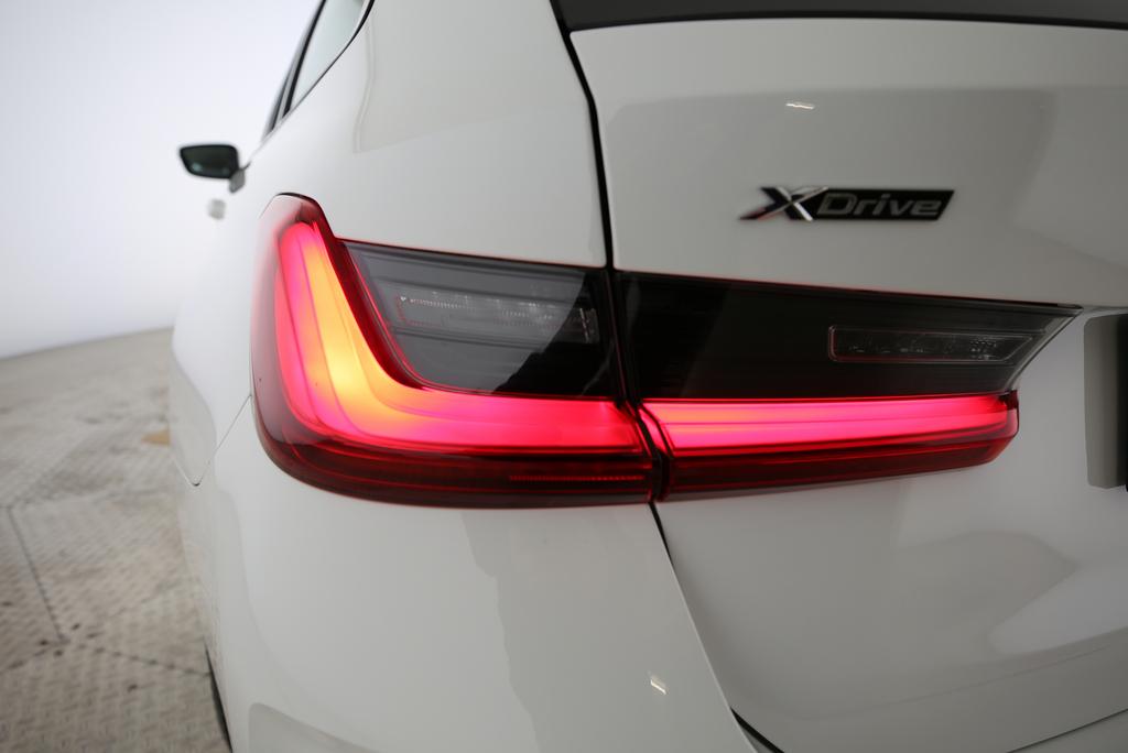BMW 320d xDrive Touring-image-16