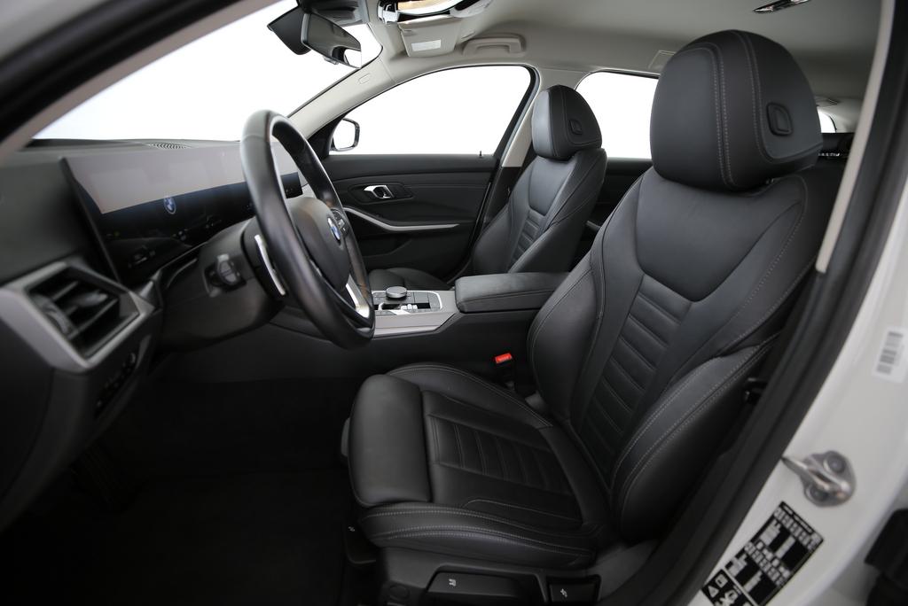 BMW 320d xDrive Touring-image-2