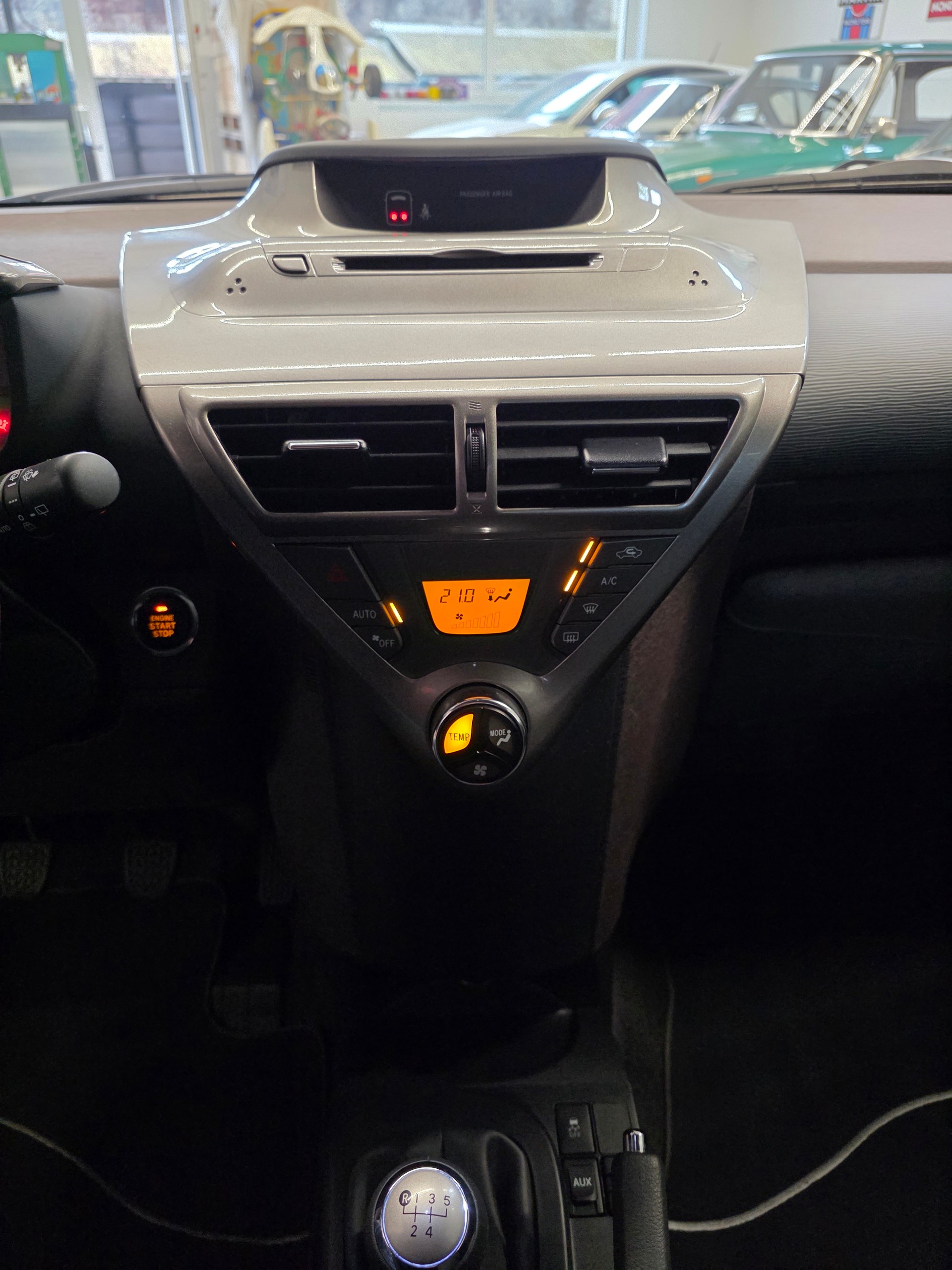 TOYOTA iQ 1.0 VVT-i Linea Terra-image-11