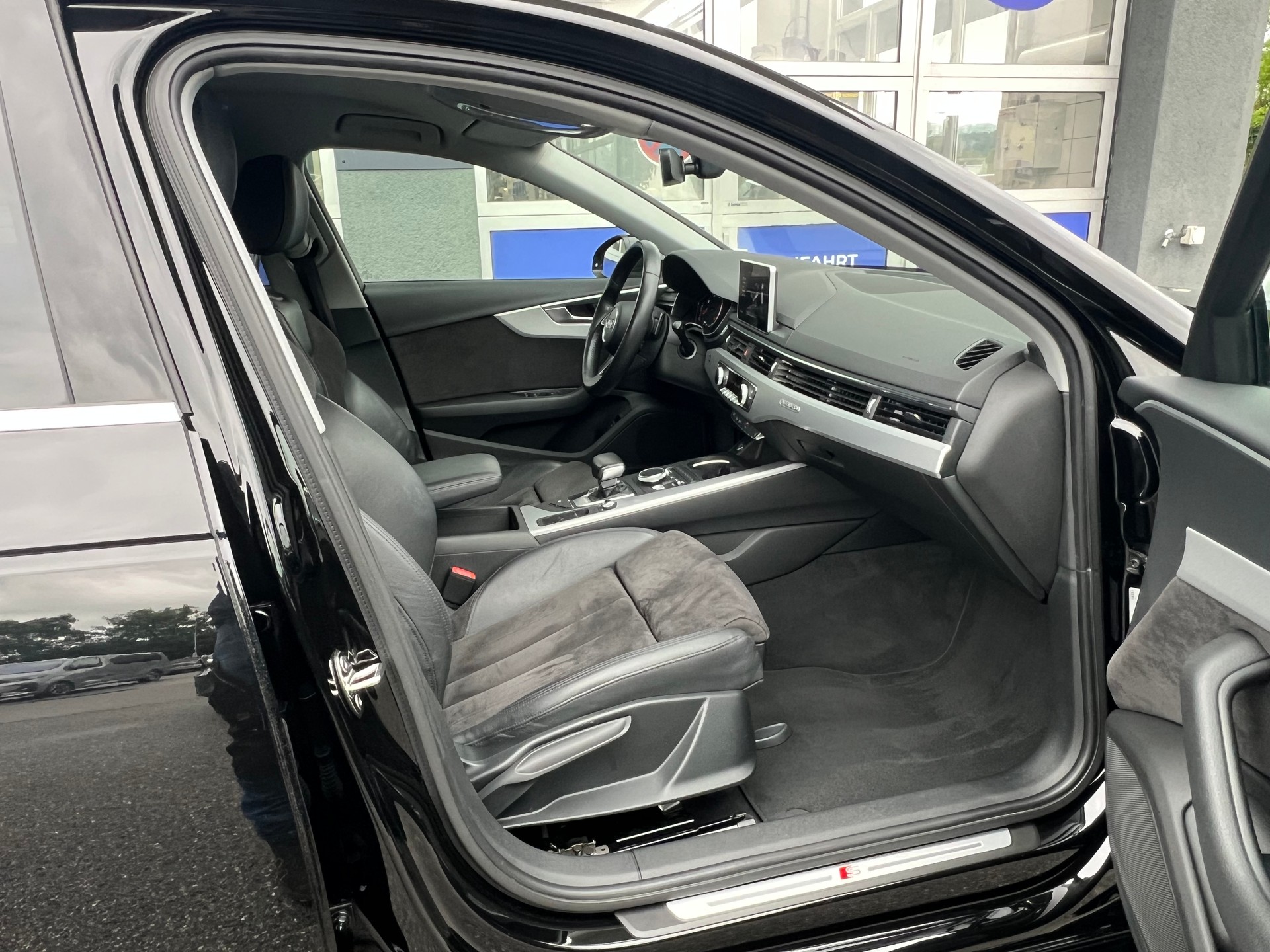 AUDI A4 Avant 2.0 TDI 190 Sport quattro S-Tronic-image-12