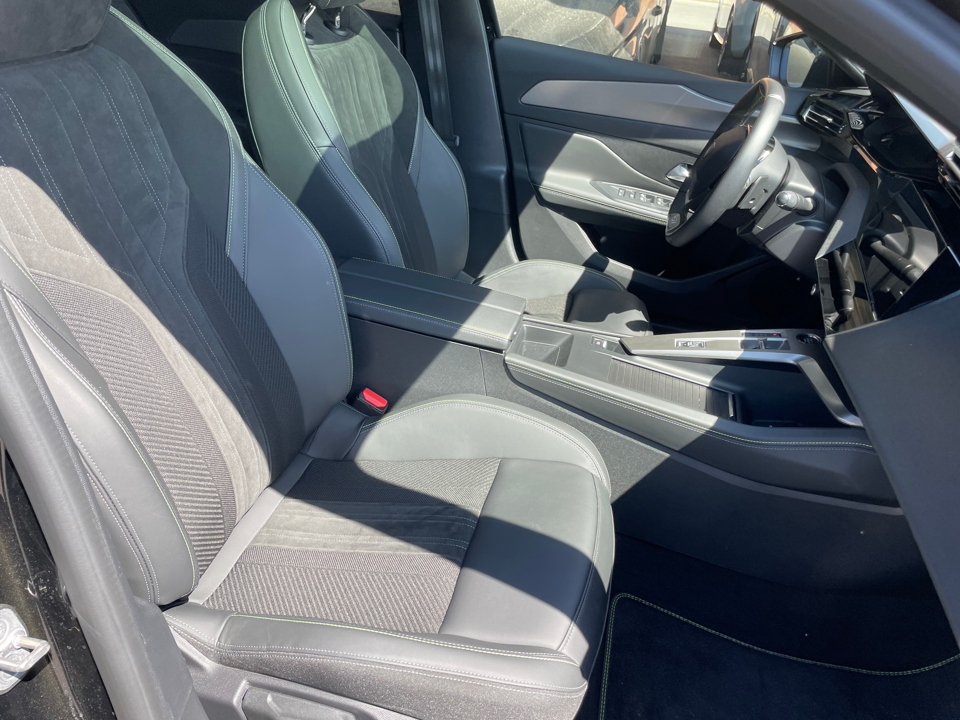 PEUGEOT 308 SW 1.6 PHEV 225 GT-image-13