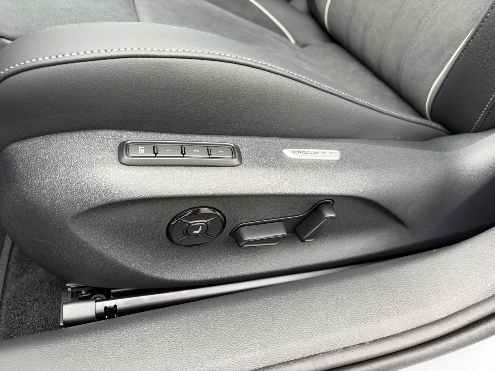 VW Passat Variant 1.5 TSI evo2 Plug-In- Hybrid Business DSG-image-16