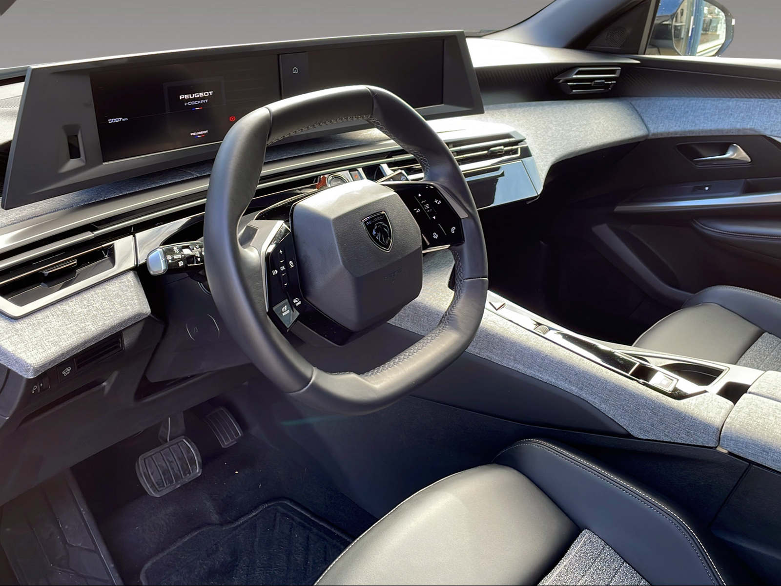 PEUGEOT 5008 1.2 Hybrid Allure-image-6