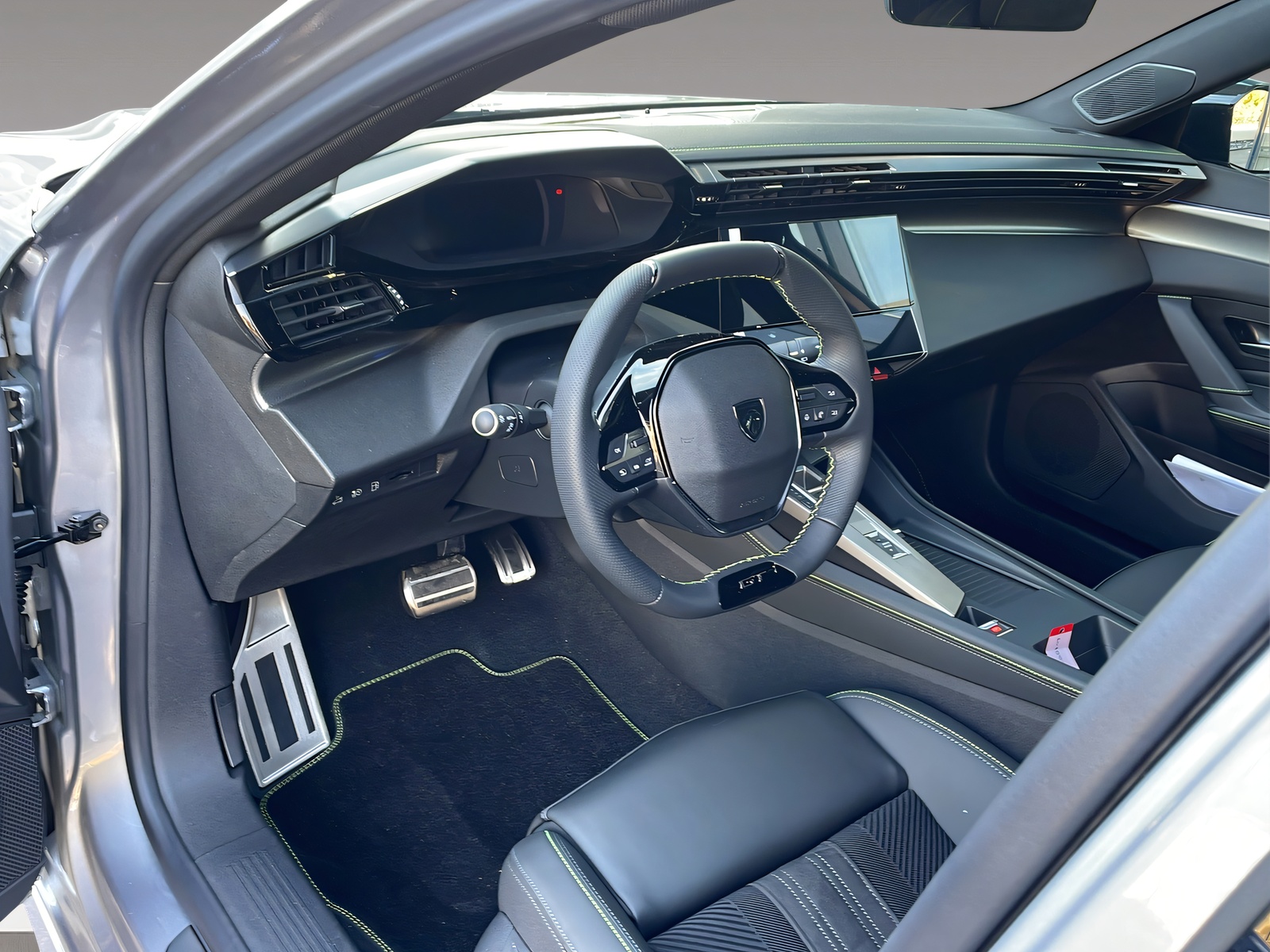 PEUGEOT 308 SW 1.6 PHEV 195 GT-image-6