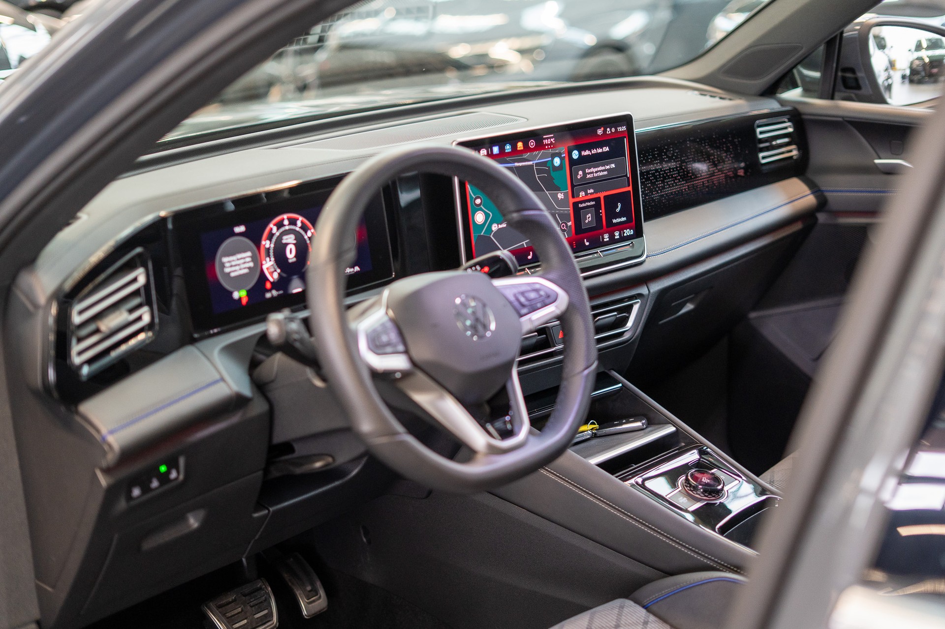 VW Tiguan 2.0 TSI R-Line DSG 4motion / Panorama-Glasdach / 360°Kamera / Massagesitze-image-11
