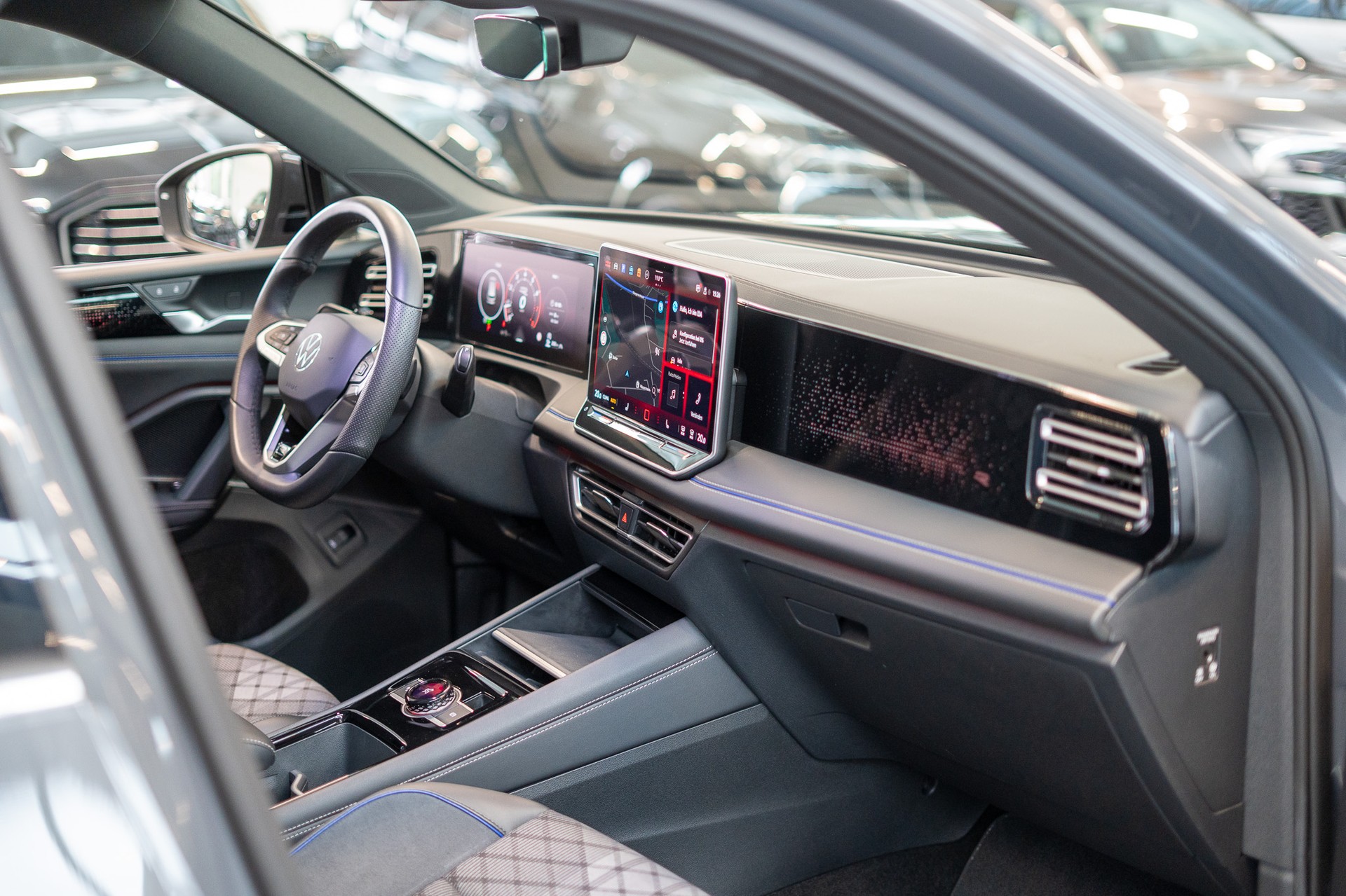 VW Tiguan 2.0 TSI R-Line DSG 4motion / Panorama-Glasdach / 360°Kamera / Massagesitze-image-16