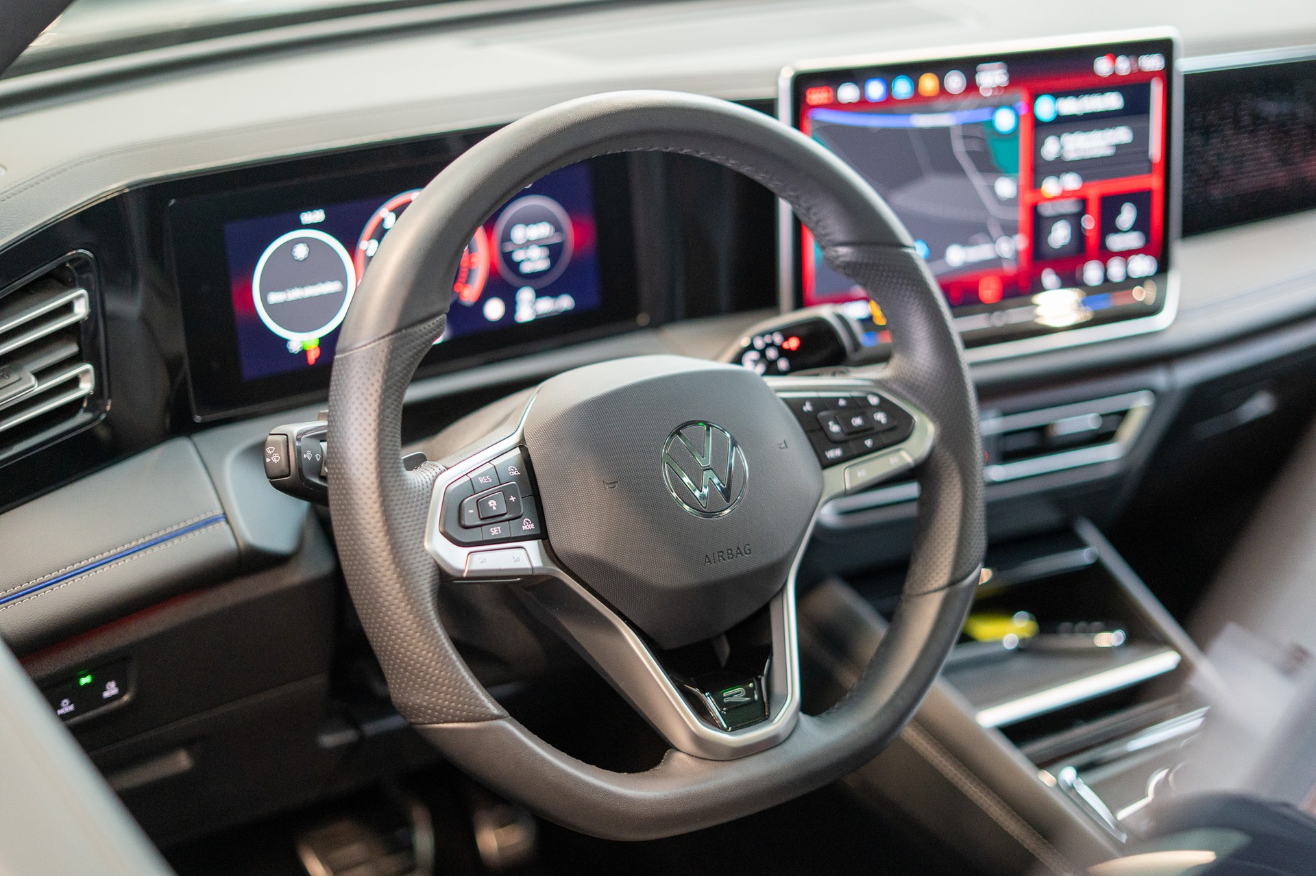 VW Tiguan 2.0 TSI R-Line DSG 4motion / Panorama-Glasdach / 360°Kamera / Massagesitze-image-12