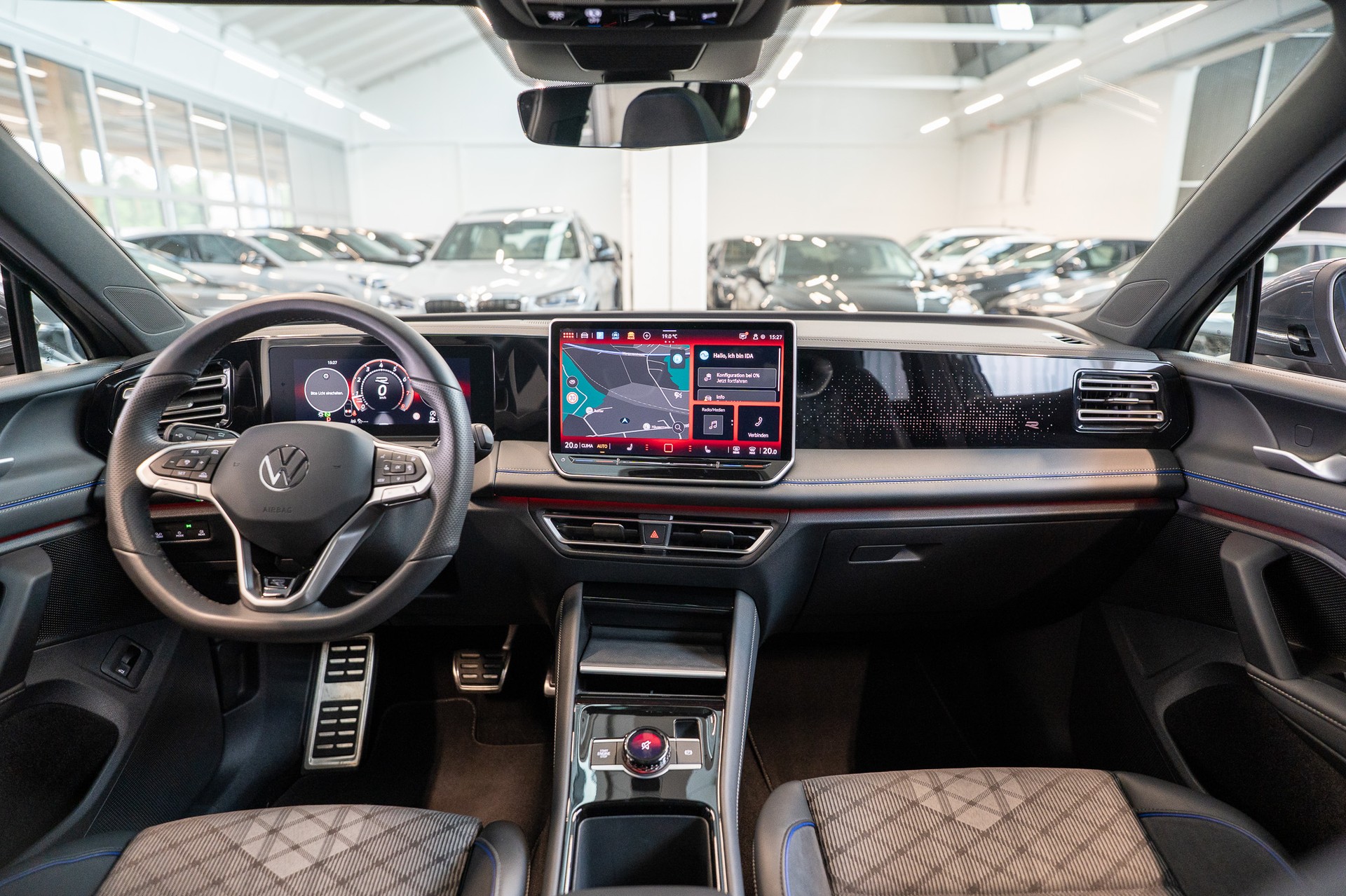 VW Tiguan 2.0 TSI R-Line DSG 4motion / Panorama-Glasdach / 360°Kamera / Massagesitze-image-17