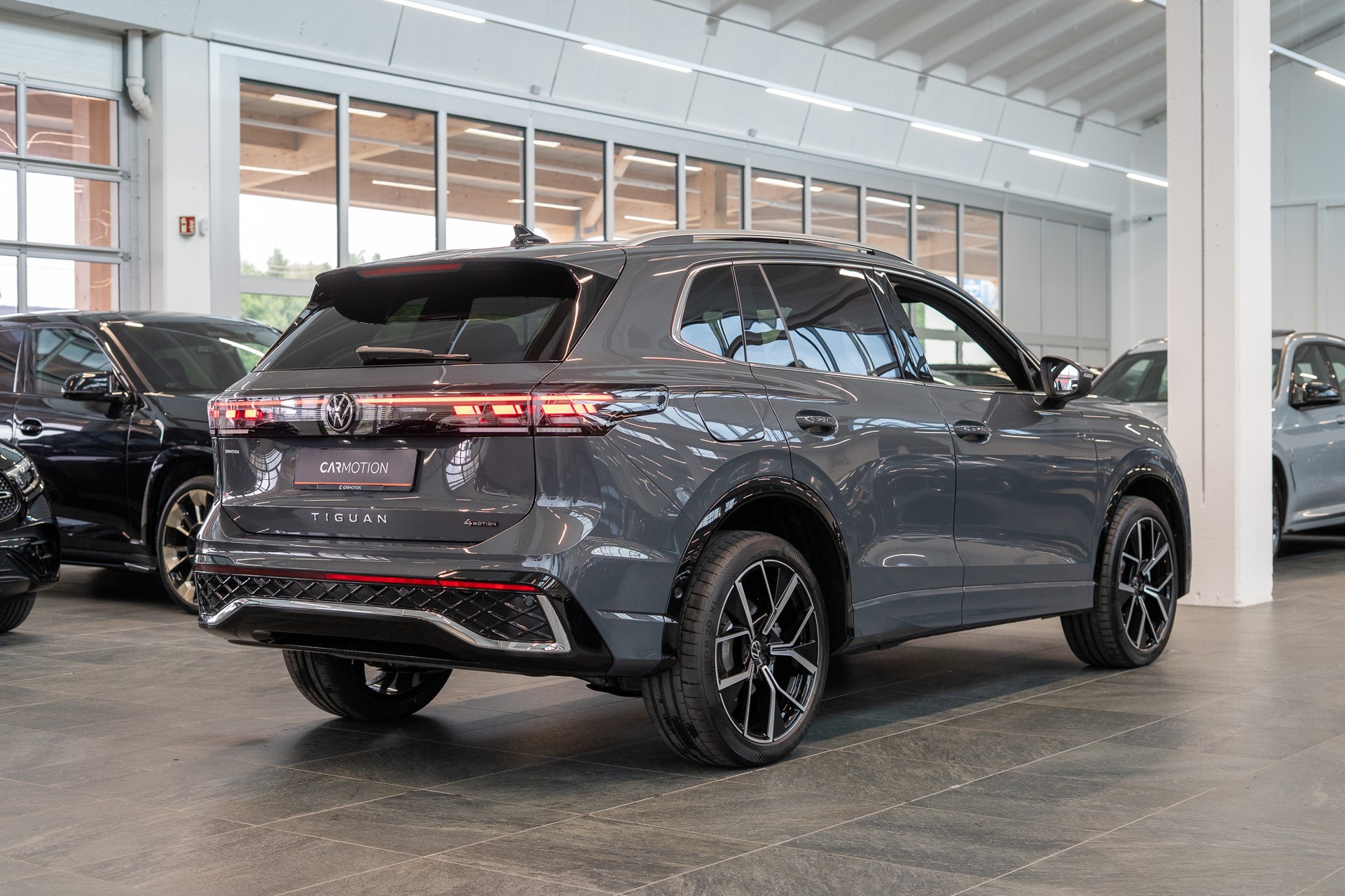 VW Tiguan 2.0 TSI R-Line DSG 4motion / Panorama-Glasdach / 360°Kamera / Massagesitze-showroom-element-3