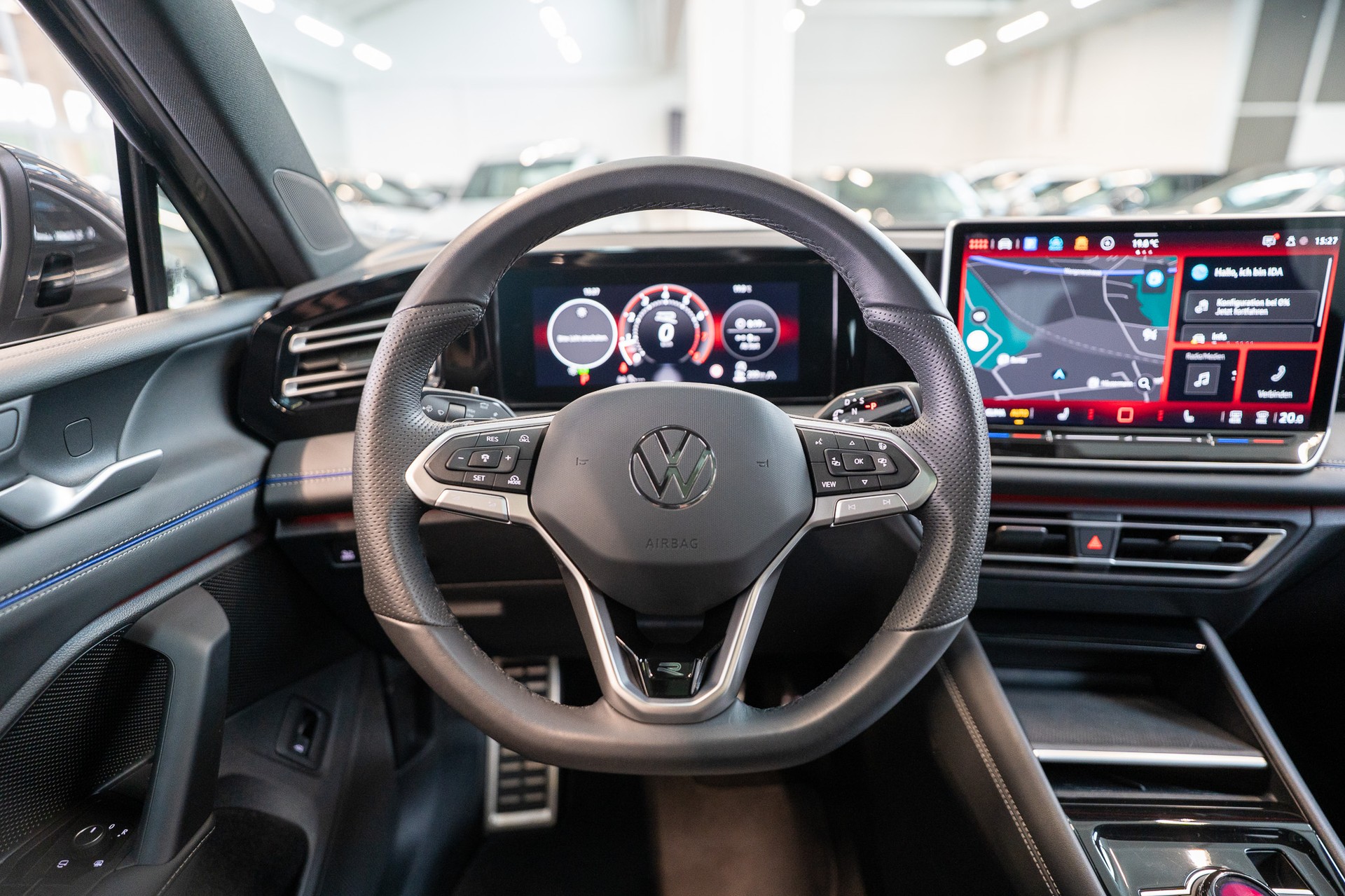 VW Tiguan 2.0 TSI R-Line DSG 4motion / Panorama-Glasdach / 360°Kamera / Massagesitze-image-18