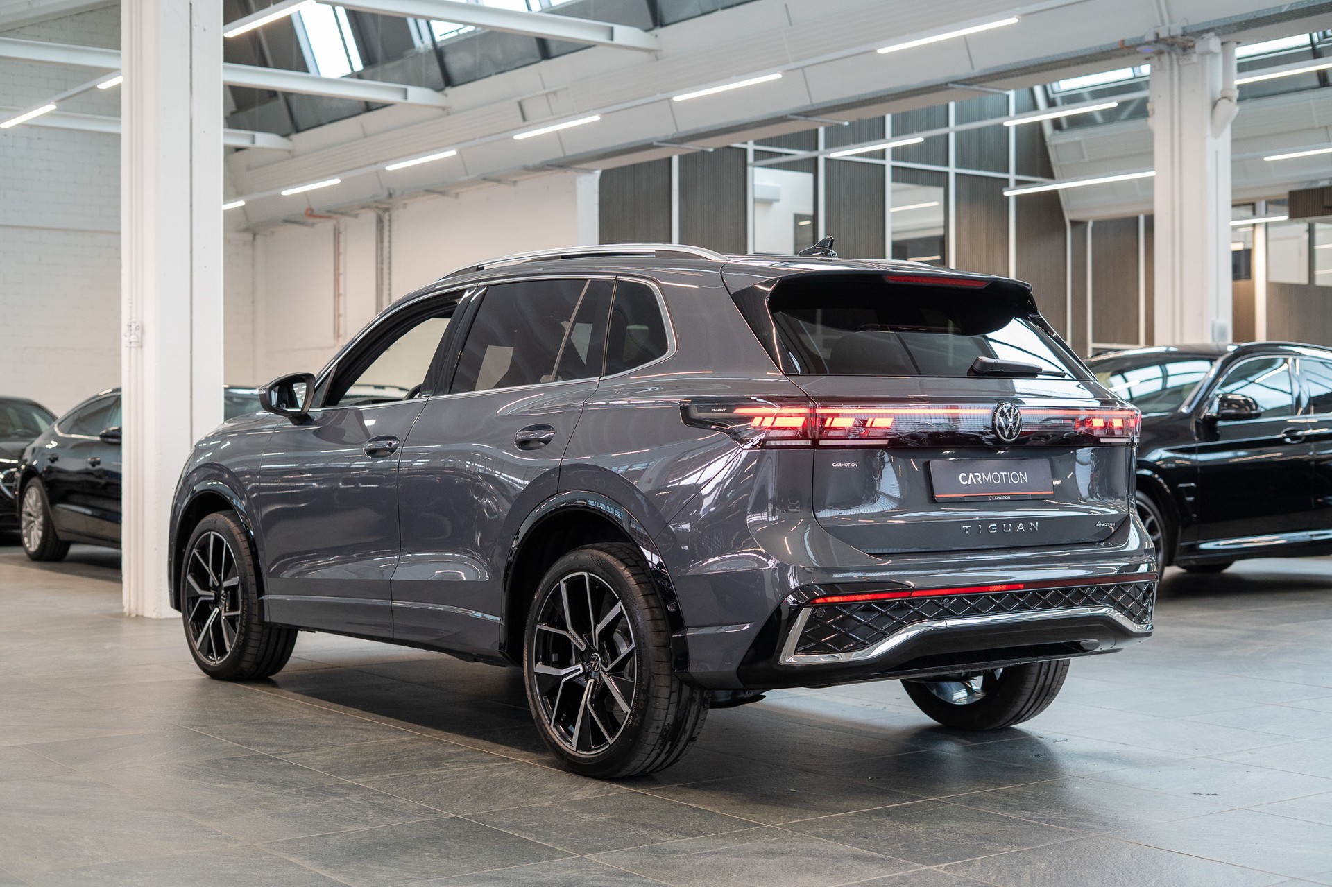 VW Tiguan 2.0 TSI R-Line DSG 4motion / Panorama-Glasdach / 360°Kamera / Massagesitze-image-7