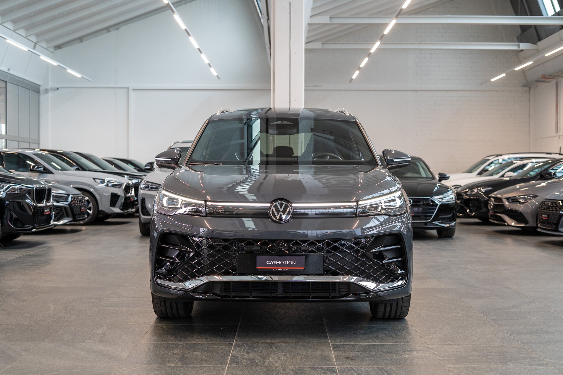 VW Tiguan 2.0 TSI R-Line DSG 4motion / Panorama-Glasdach / 360°Kamera / Massagesitze-showroom-element-1