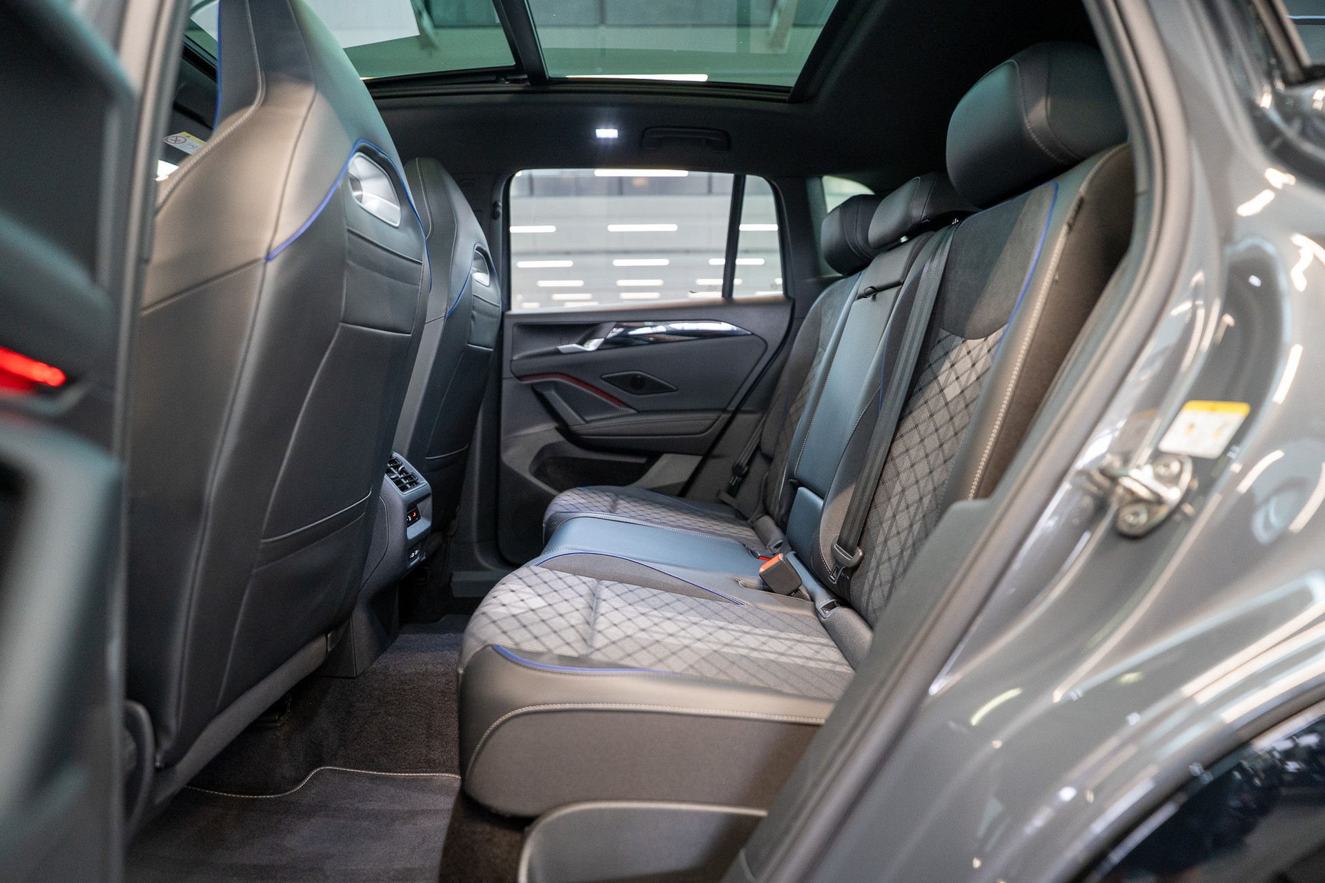 VW Tiguan 2.0 TSI R-Line DSG 4motion / Panorama-Glasdach / 360°Kamera / Massagesitze-image-13