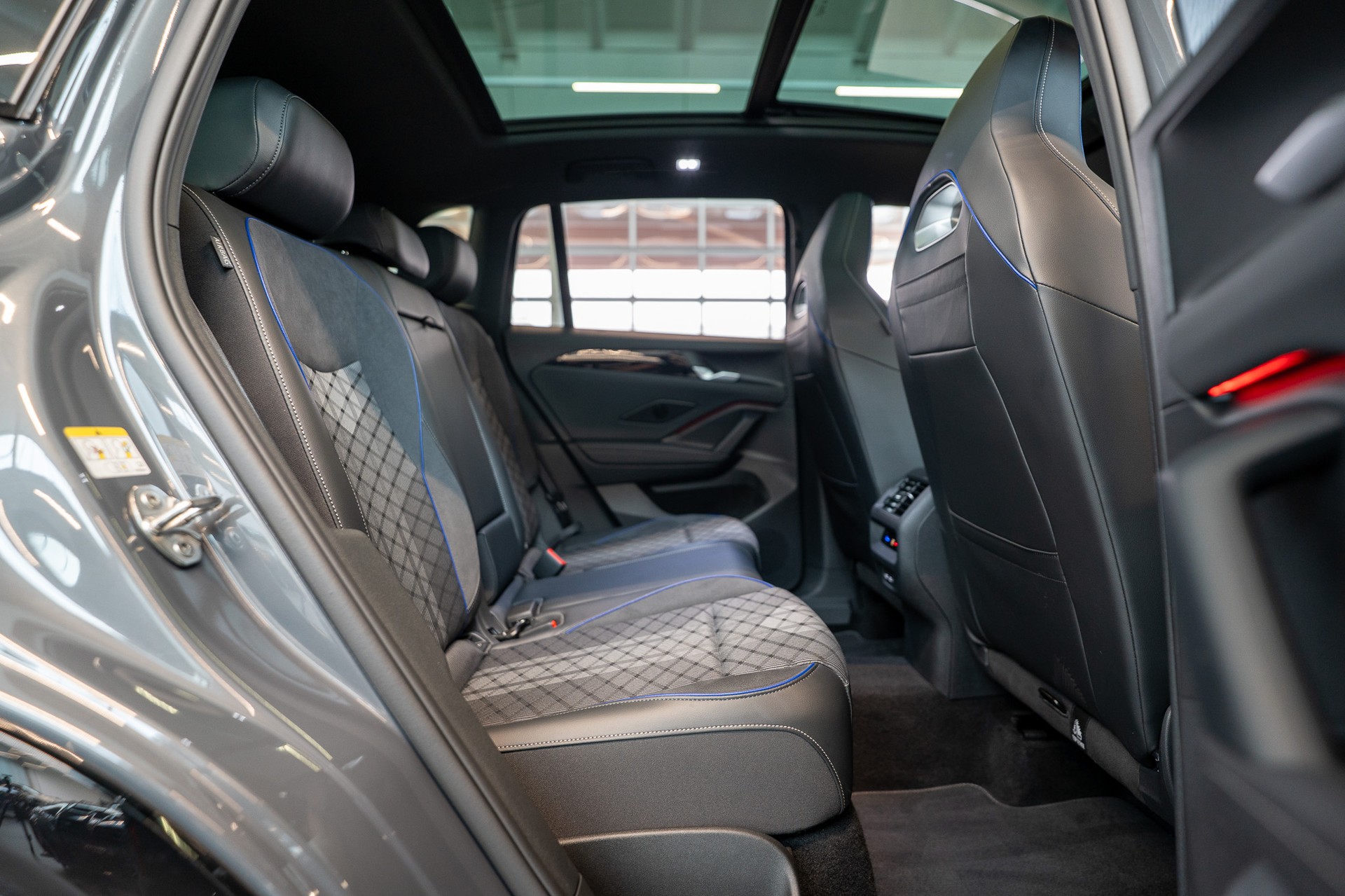 VW Tiguan 2.0 TSI R-Line DSG 4motion / Panorama-Glasdach / 360°Kamera / Massagesitze-image-14
