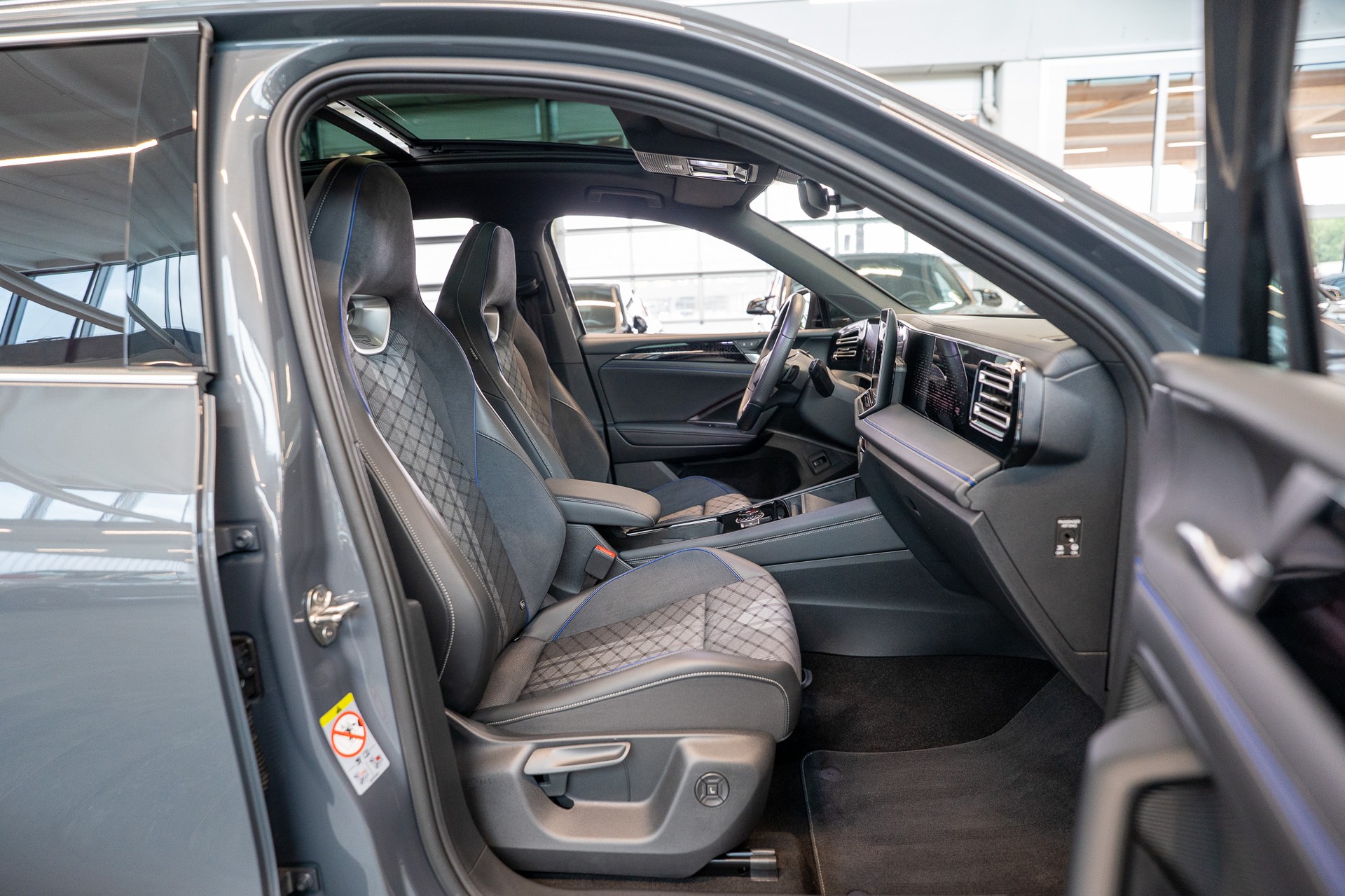 VW Tiguan 2.0 TSI R-Line DSG 4motion / Panorama-Glasdach / 360°Kamera / Massagesitze-image-15
