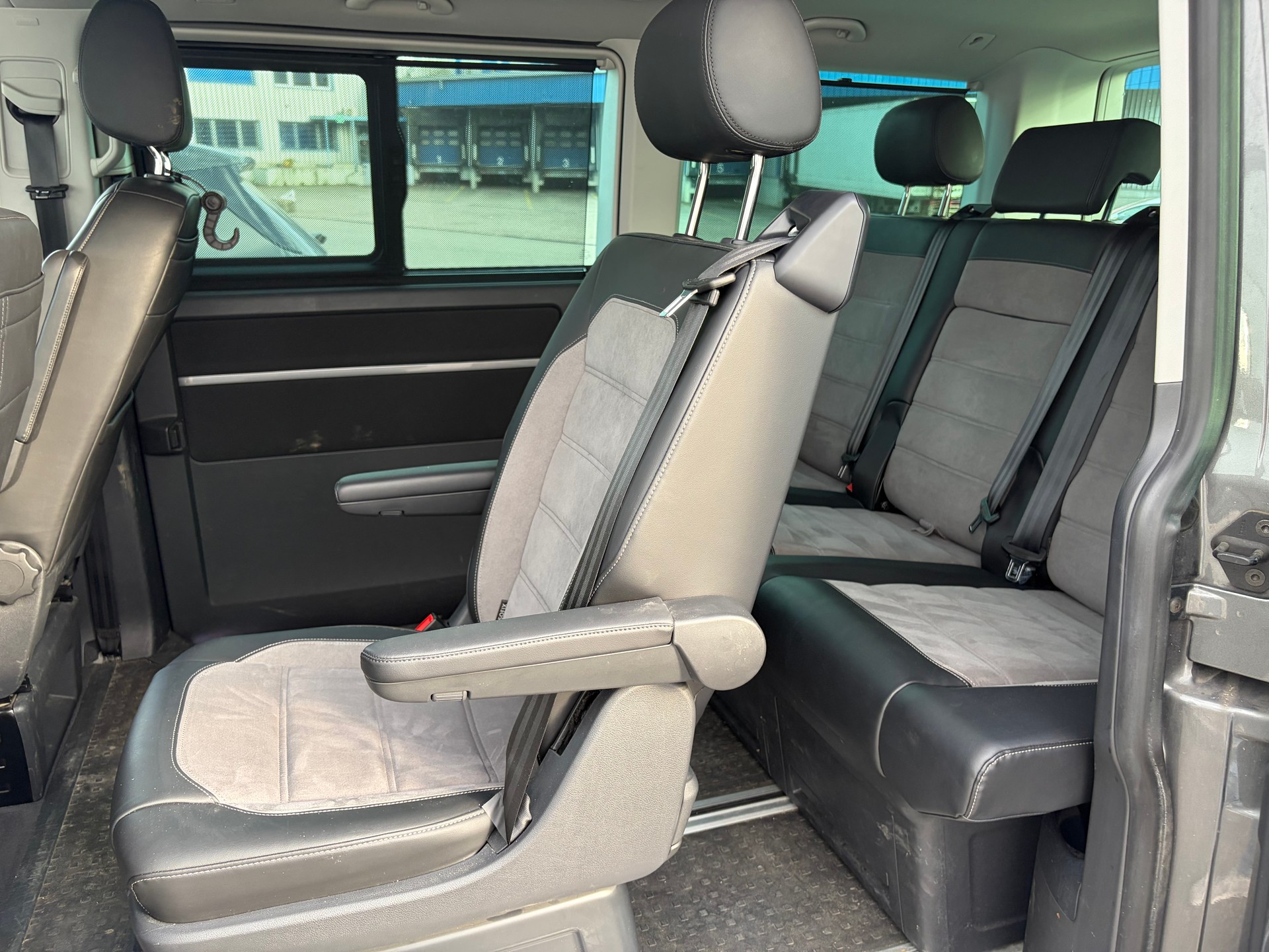 VW 2.0 TDI 204 Generation SIX DSG 4m-image-3