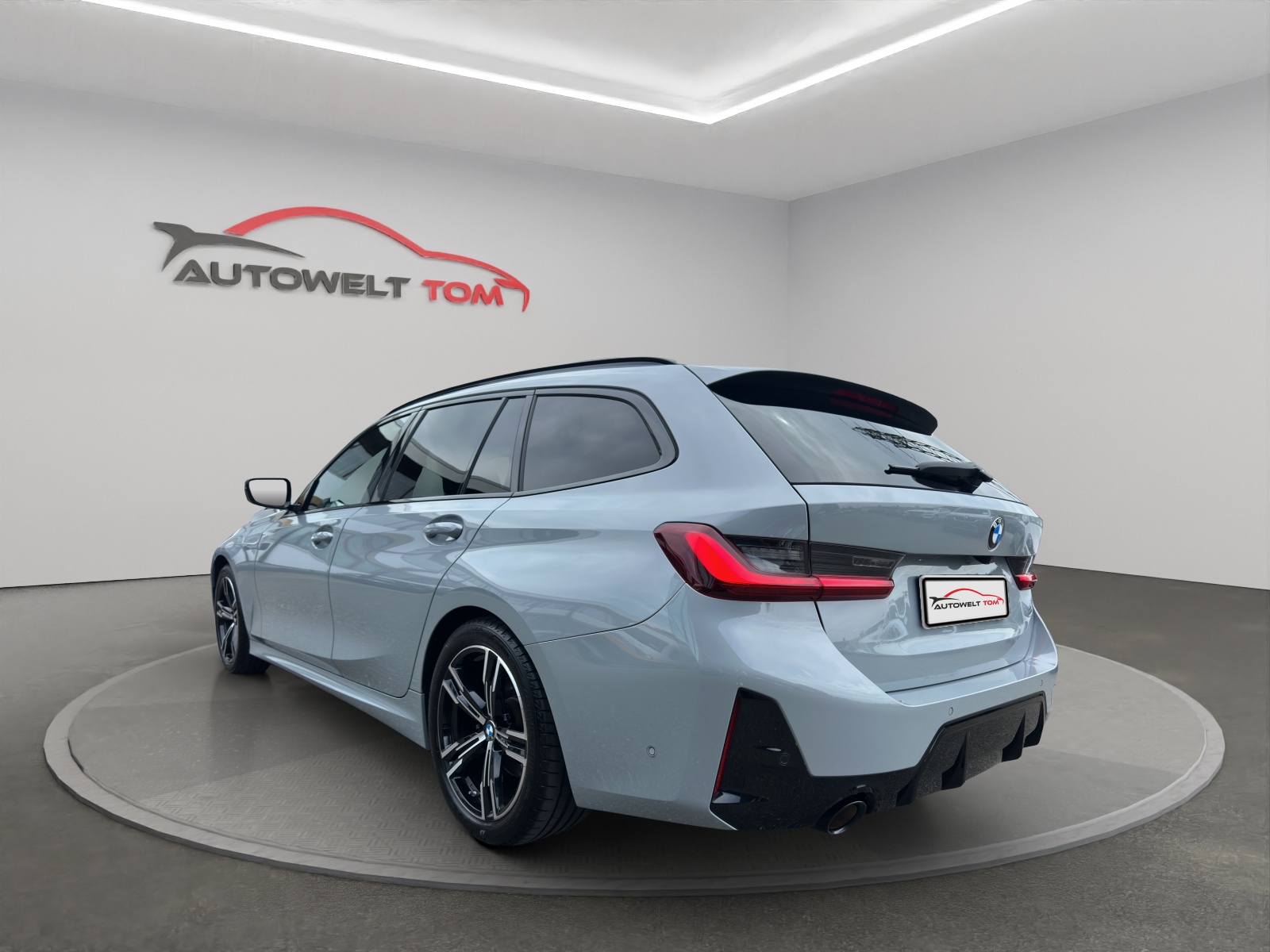 BMW 318i Touring Steptronic M Sport-image-2