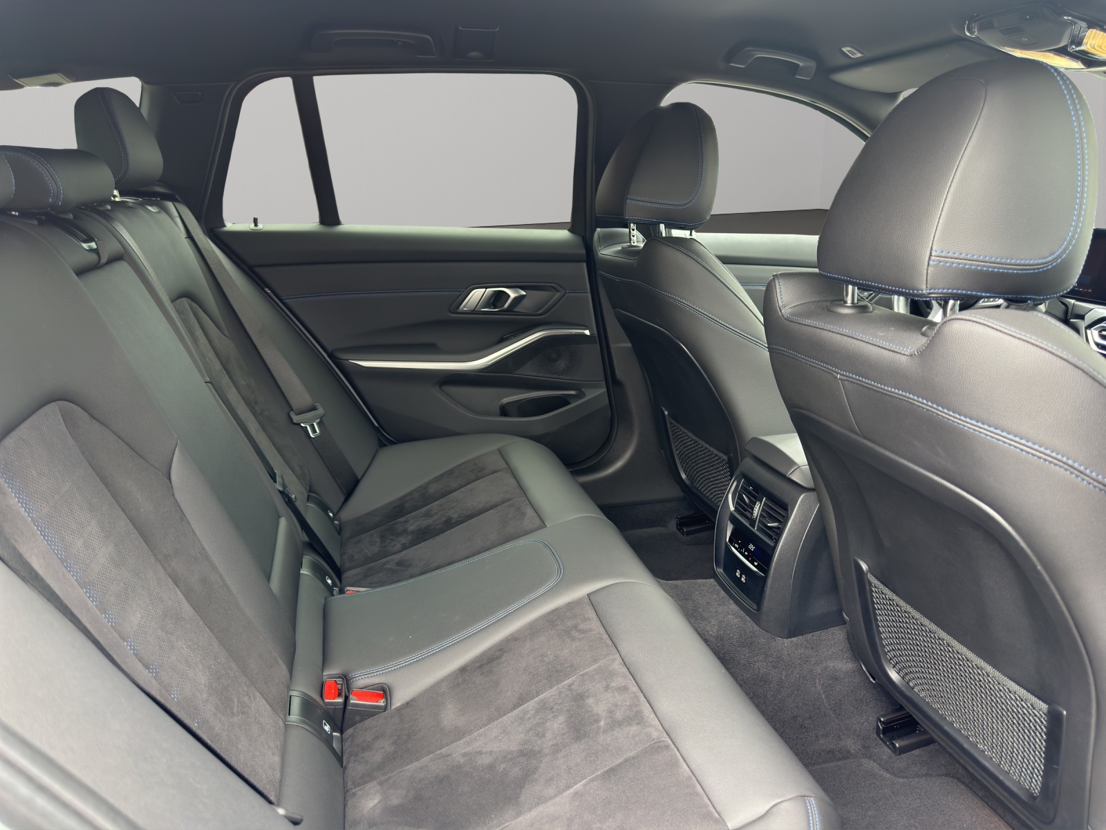 BMW 318i Touring Steptronic M Sport-image-14