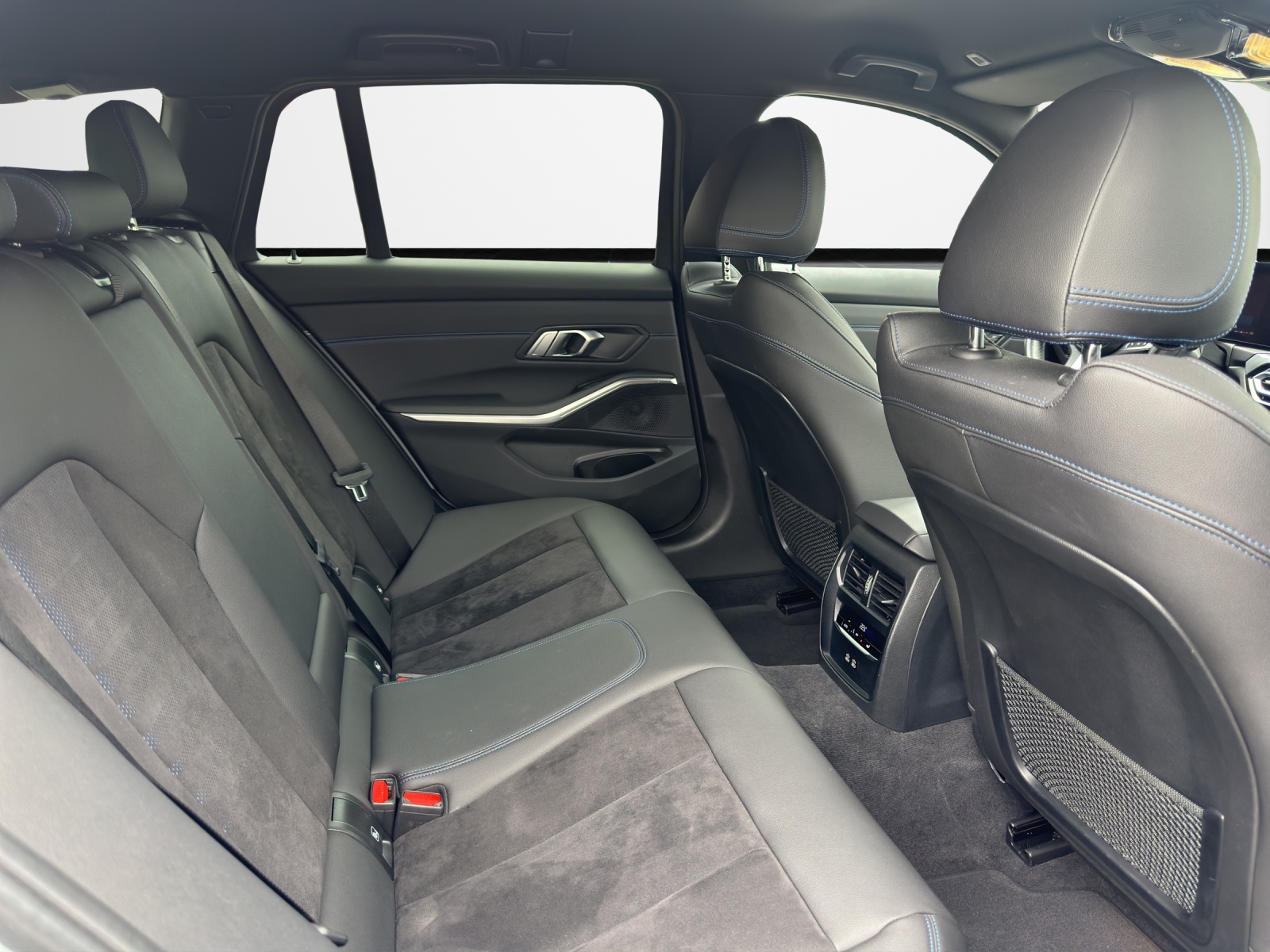 BMW 318i Touring Steptronic M Sport-image-14