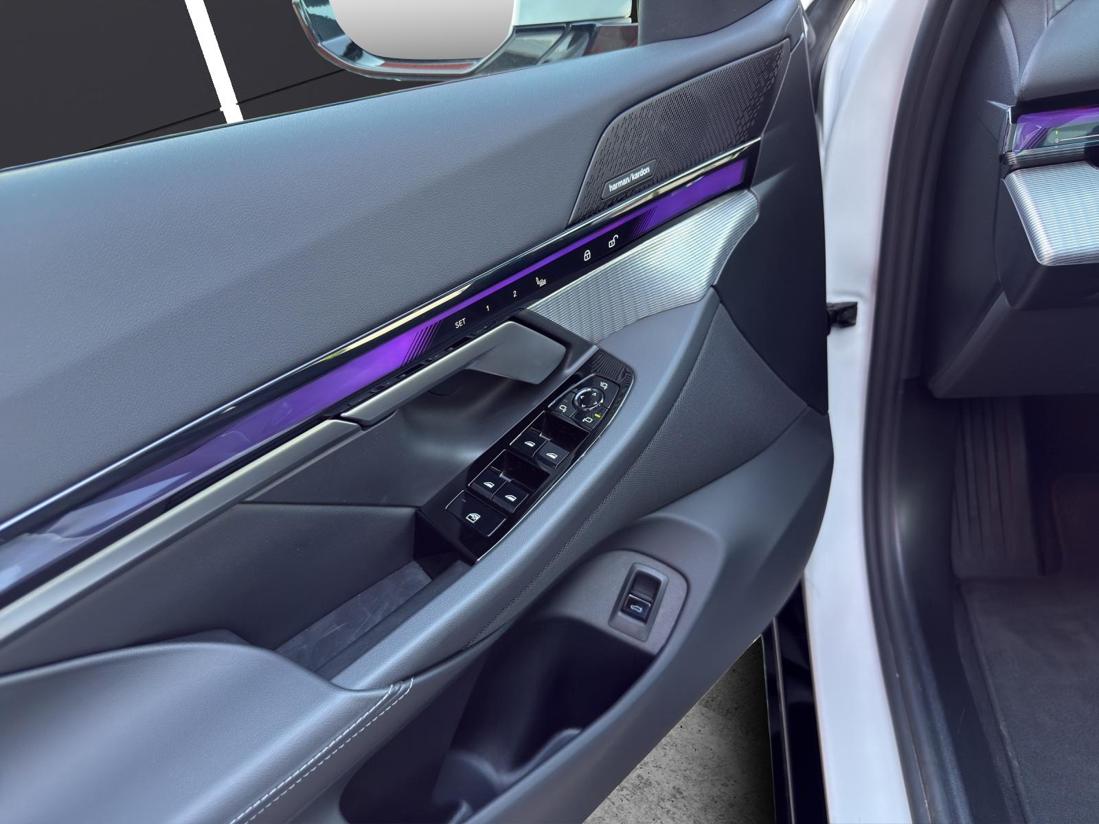 BMW 520d xDrive Touring-image-12