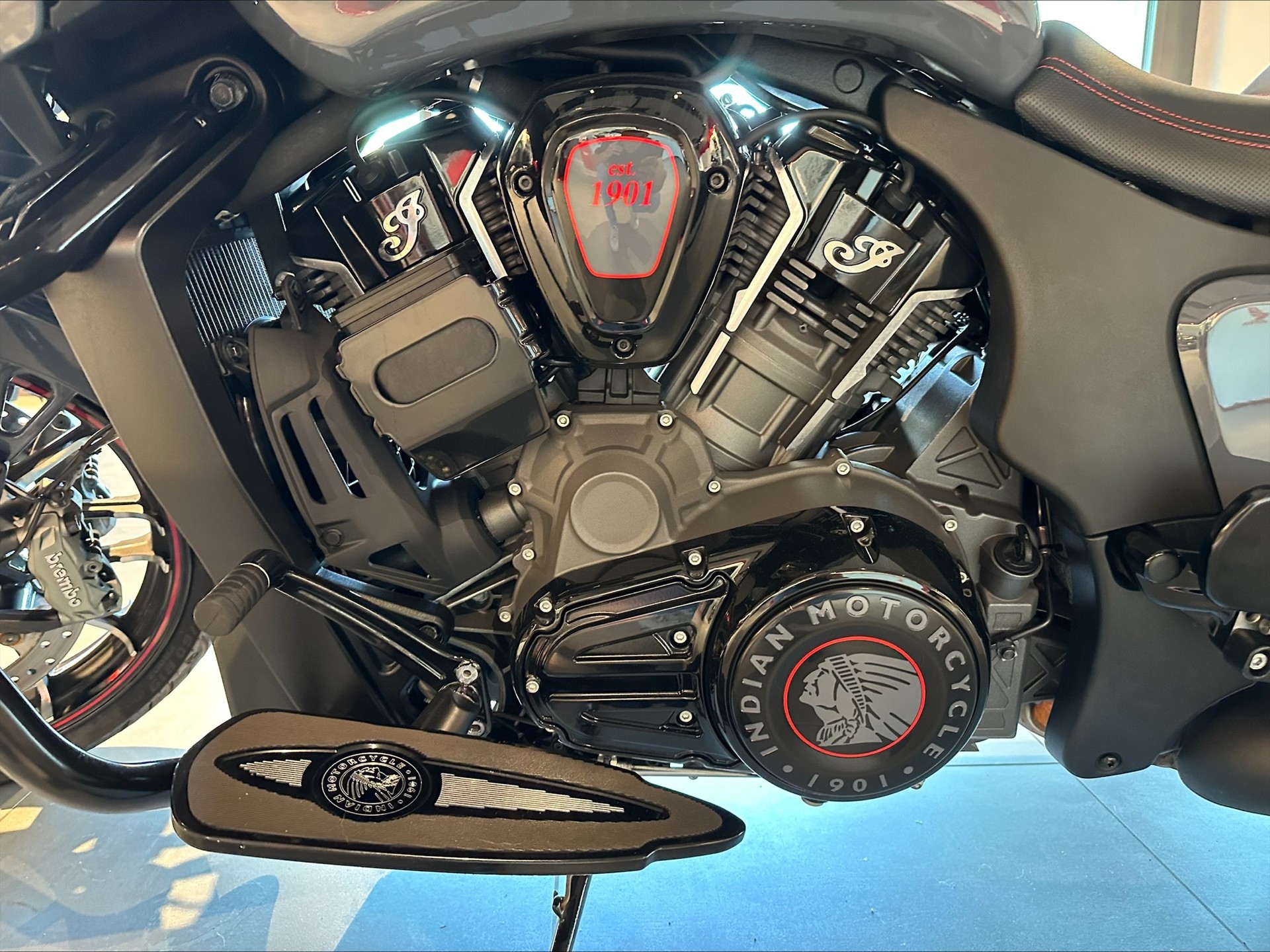 INDIAN Challenger Elite-showroom-element-1