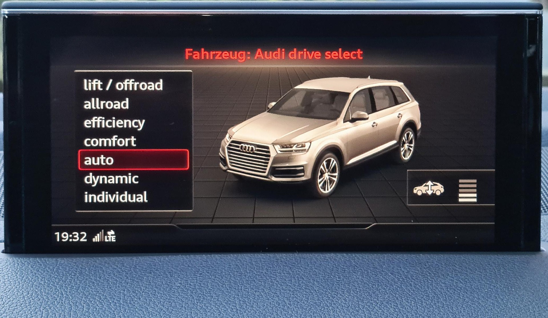 AUDI SQ7 4.0 TDI quattro tiptronic-image-11
