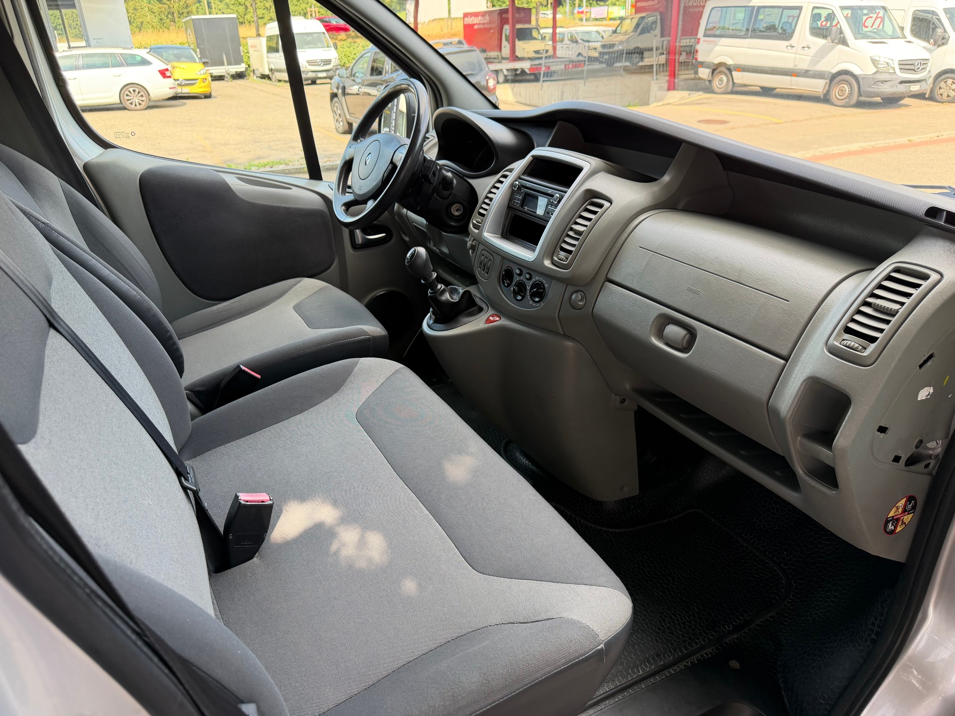 RENAULT Trafic 2.0 dCi Eco Passenger Authentique-image-9