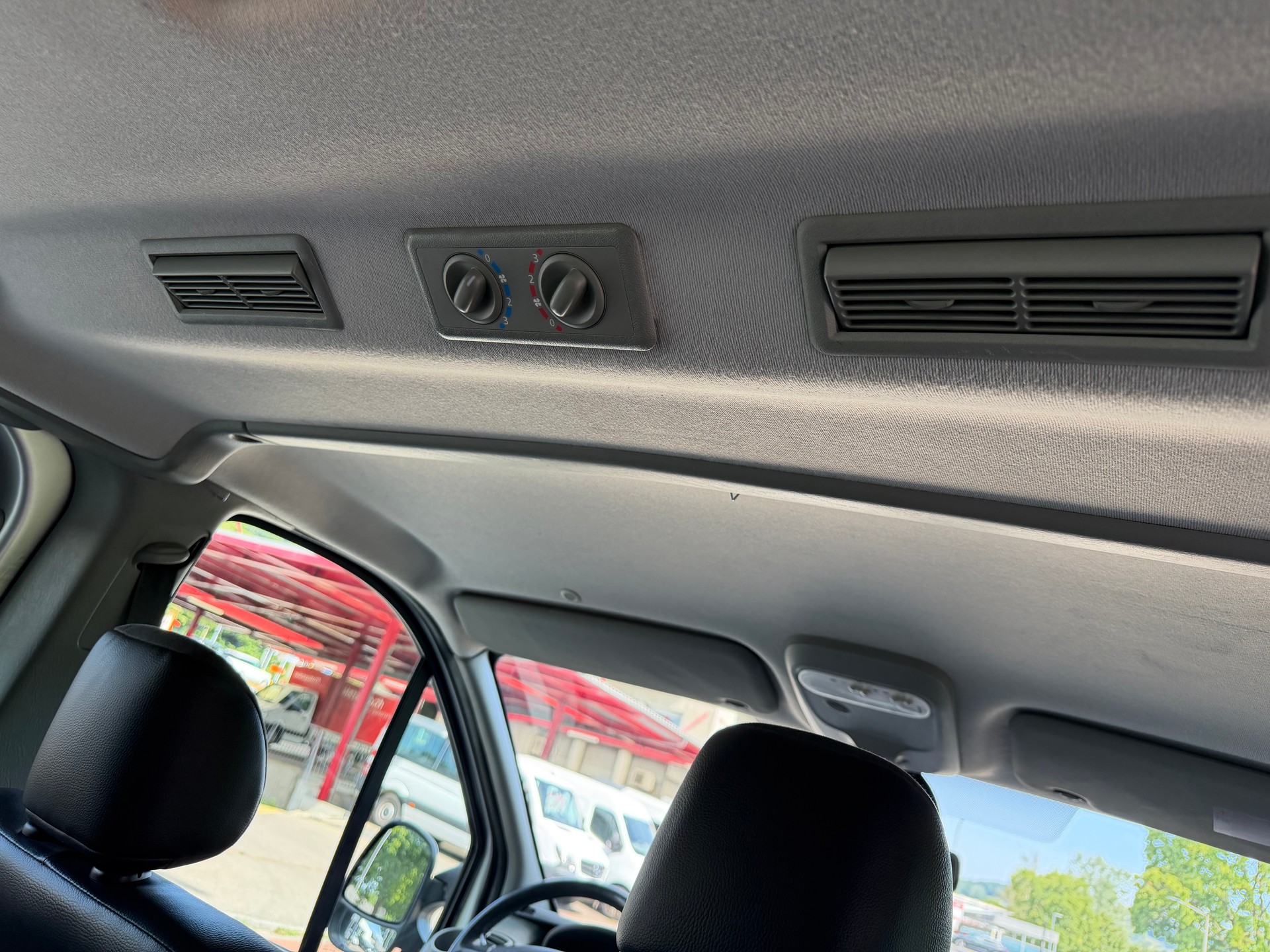 RENAULT Trafic 2.0 dCi Eco Passenger Authentique-image-12