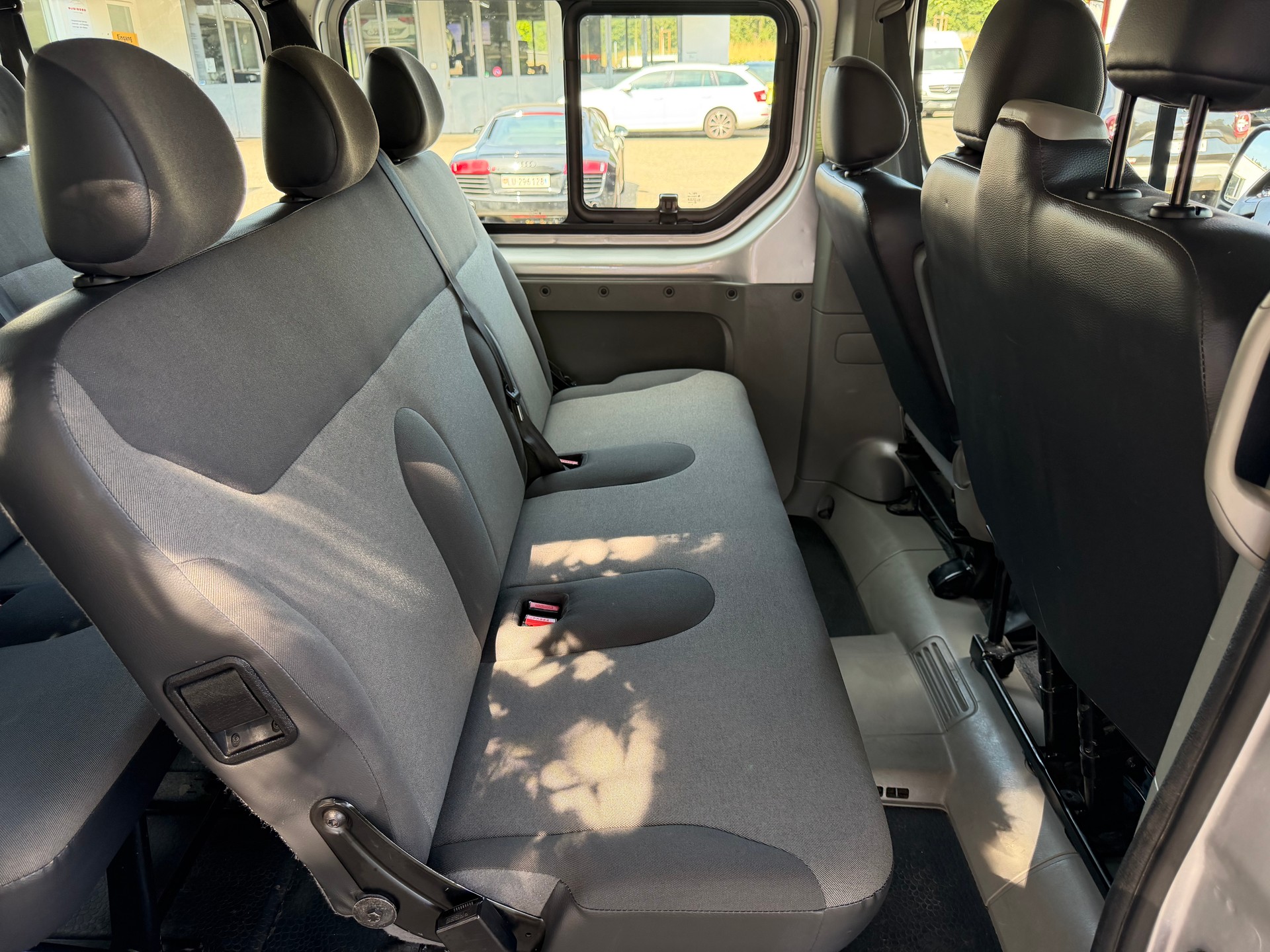 RENAULT Trafic 2.0 dCi Eco Passenger Authentique-image-10