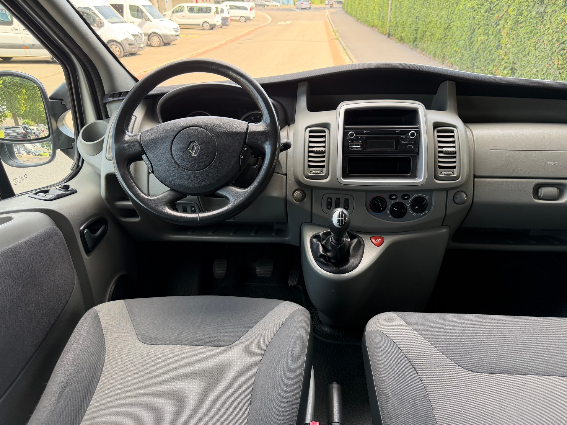 RENAULT Trafic 2.0 dCi Eco Passenger Authentique-image-13