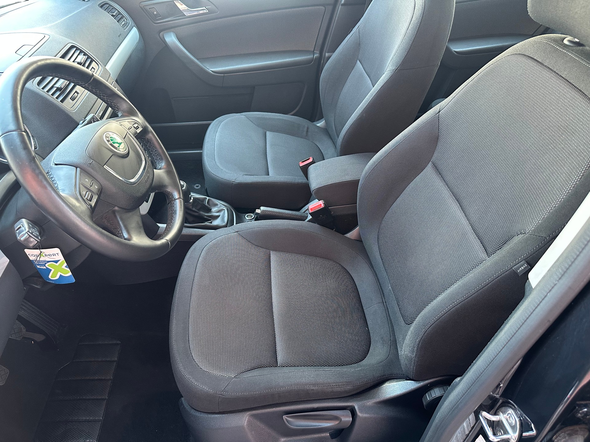 SKODA Yeti 1.6 TDI GL Ambition-image-9