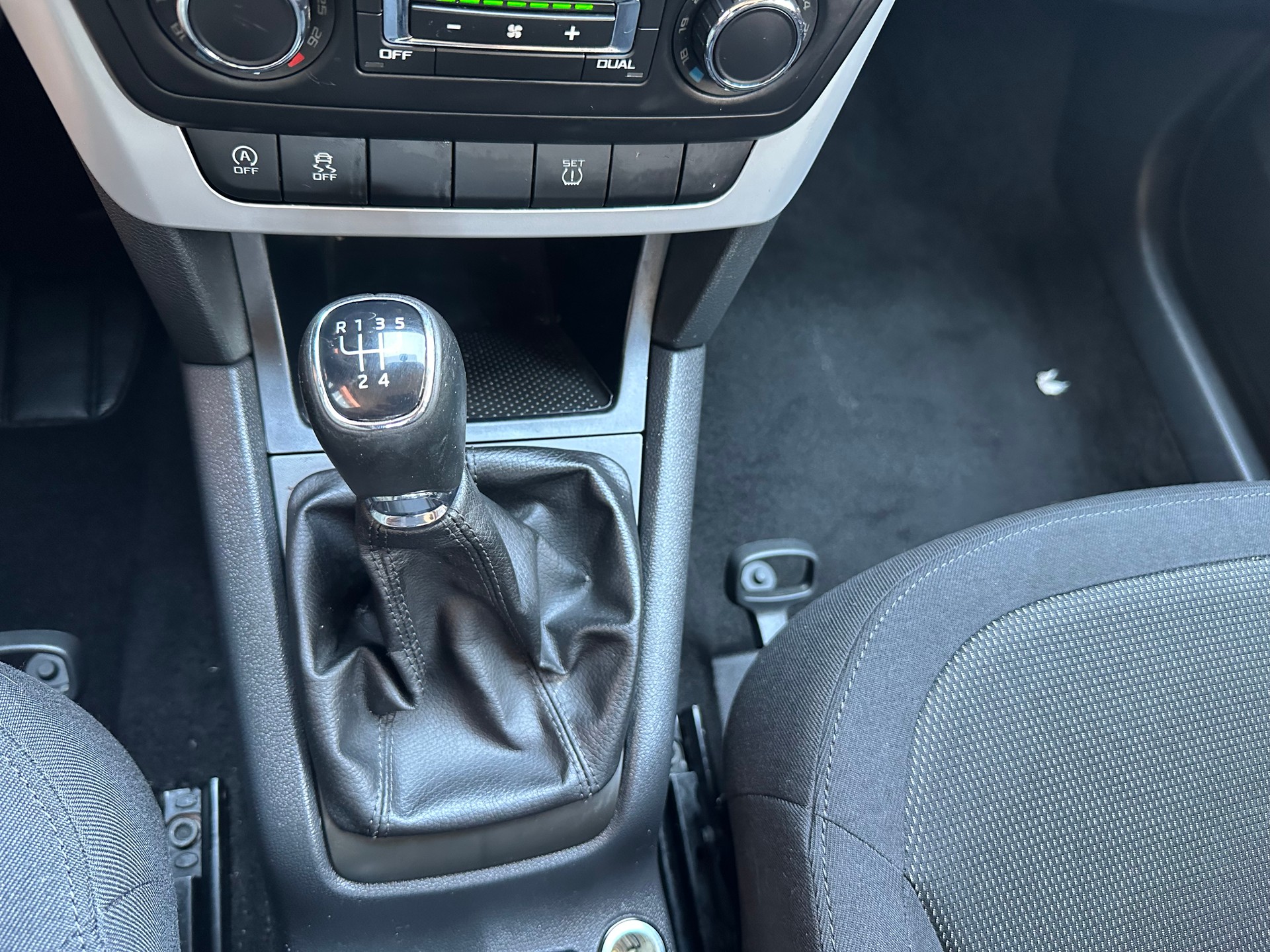SKODA Yeti 1.6 TDI GL Ambition-image-8
